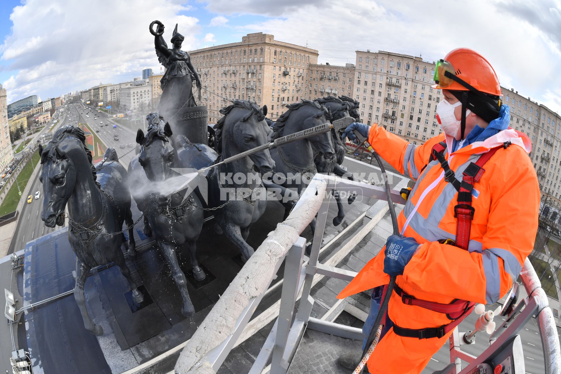 Москва. Сотрудник коммунальной службы моет Триумфальную арку на Кутузовском проспекте.