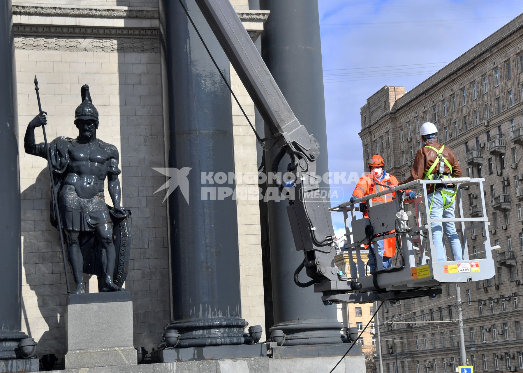 Москва. Сотрудники коммунальных служб моют Триумфальную арку на Кутузовском проспекте.