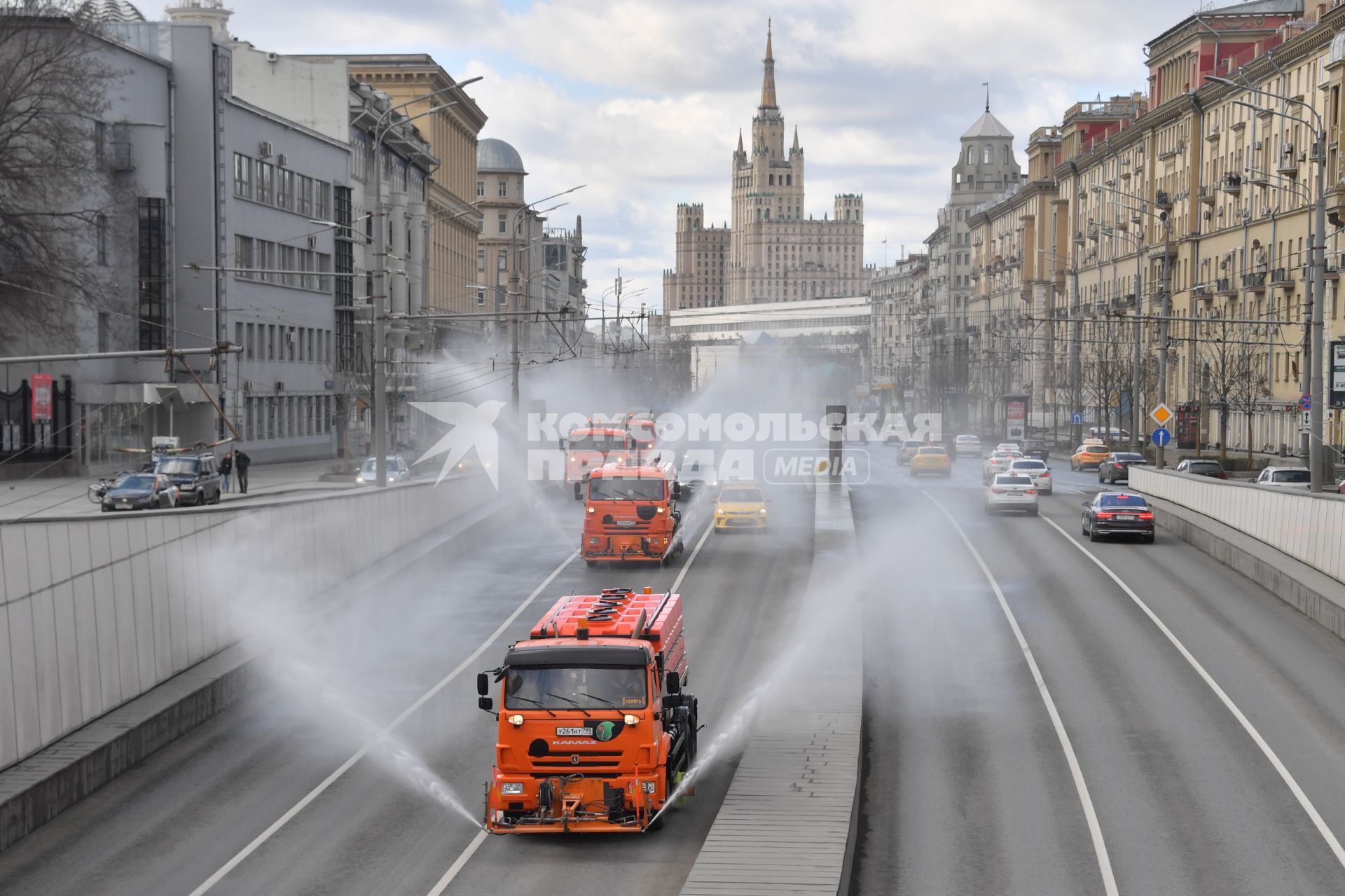 Москва.   Поливальные машины  на Большой Садовой улице.