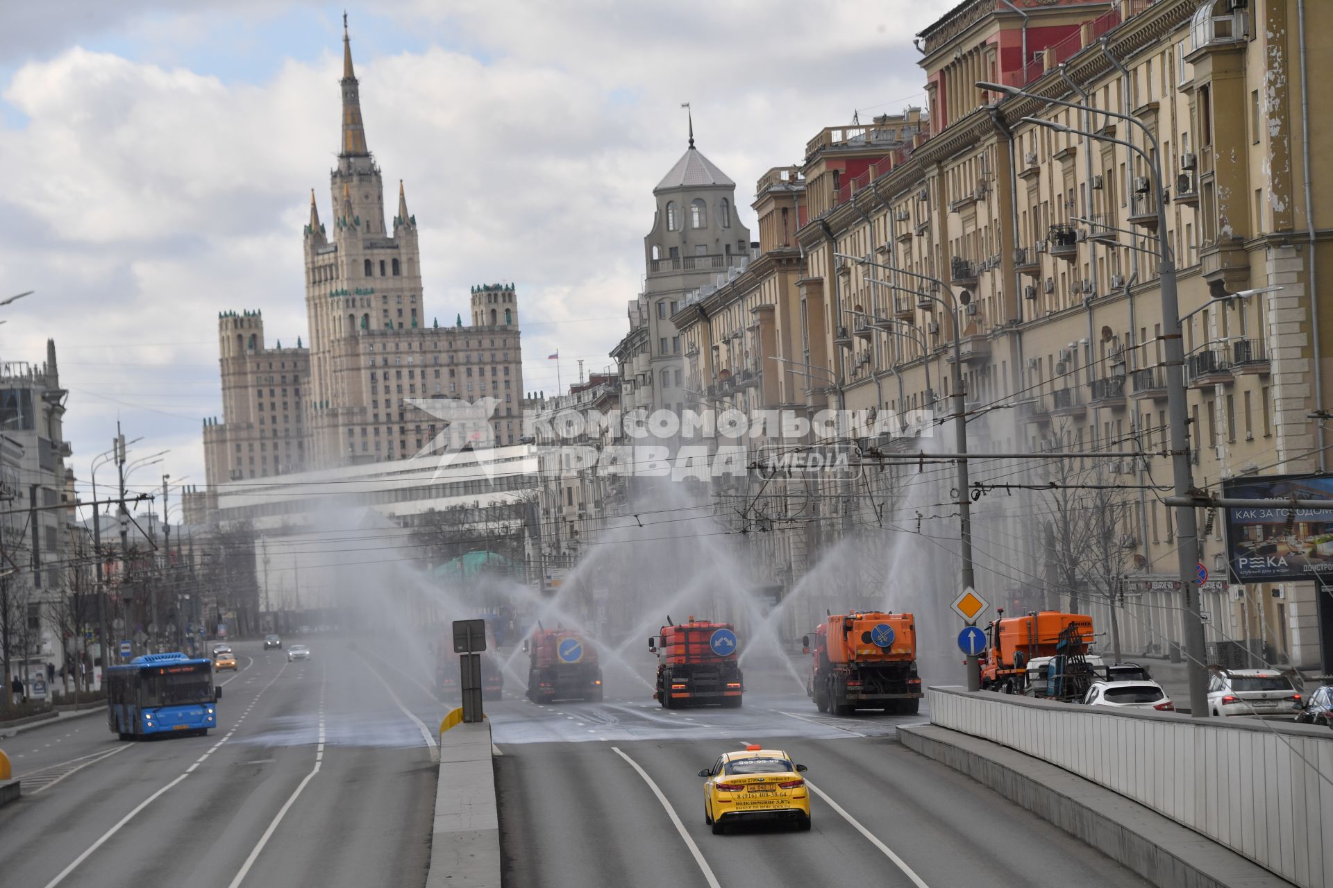 Москва.   Поливальные машины  на Большой Садовой улице.