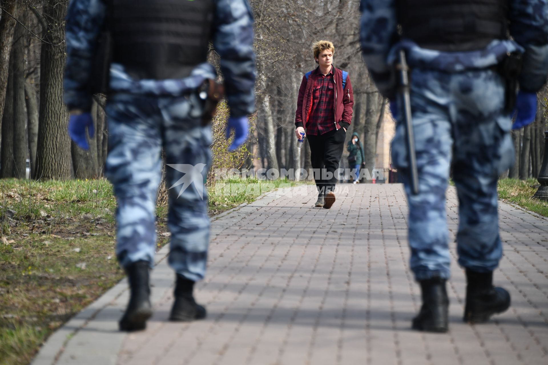 Москва. Сотрудники ОМОНа патрулируют в парке в период режима самоизоляции из-за пандемии коронавируса.