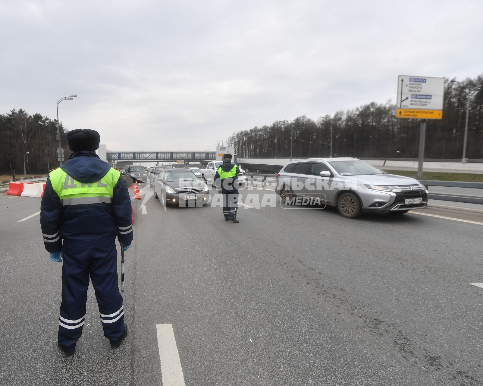 Москва.  Инспекторы ДПС проводят проверку документов у водителей во время эпидемии коронавируса.