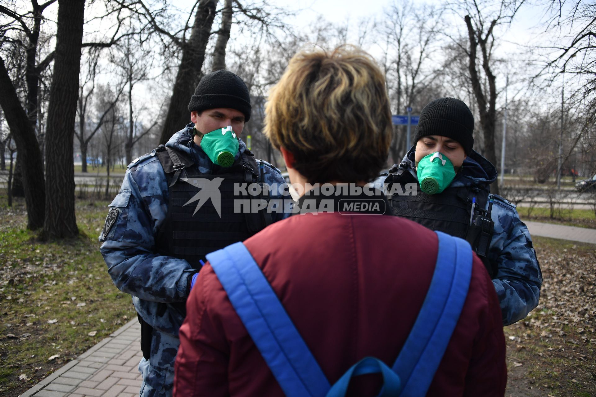 Москва.   Сотрудники ОМОНа беседуют с гражданами в период режима самоизоляции из-за пандемии коронавируса.