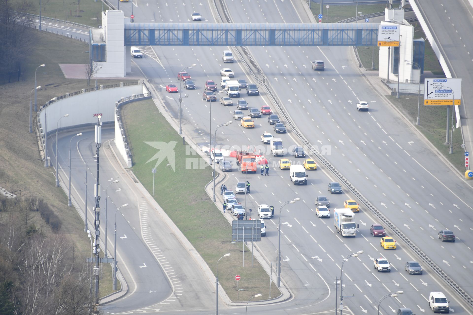 Москва. Автомобильное движение в сторону города  во время проверки документов у водителей сотрудниками ДПС.