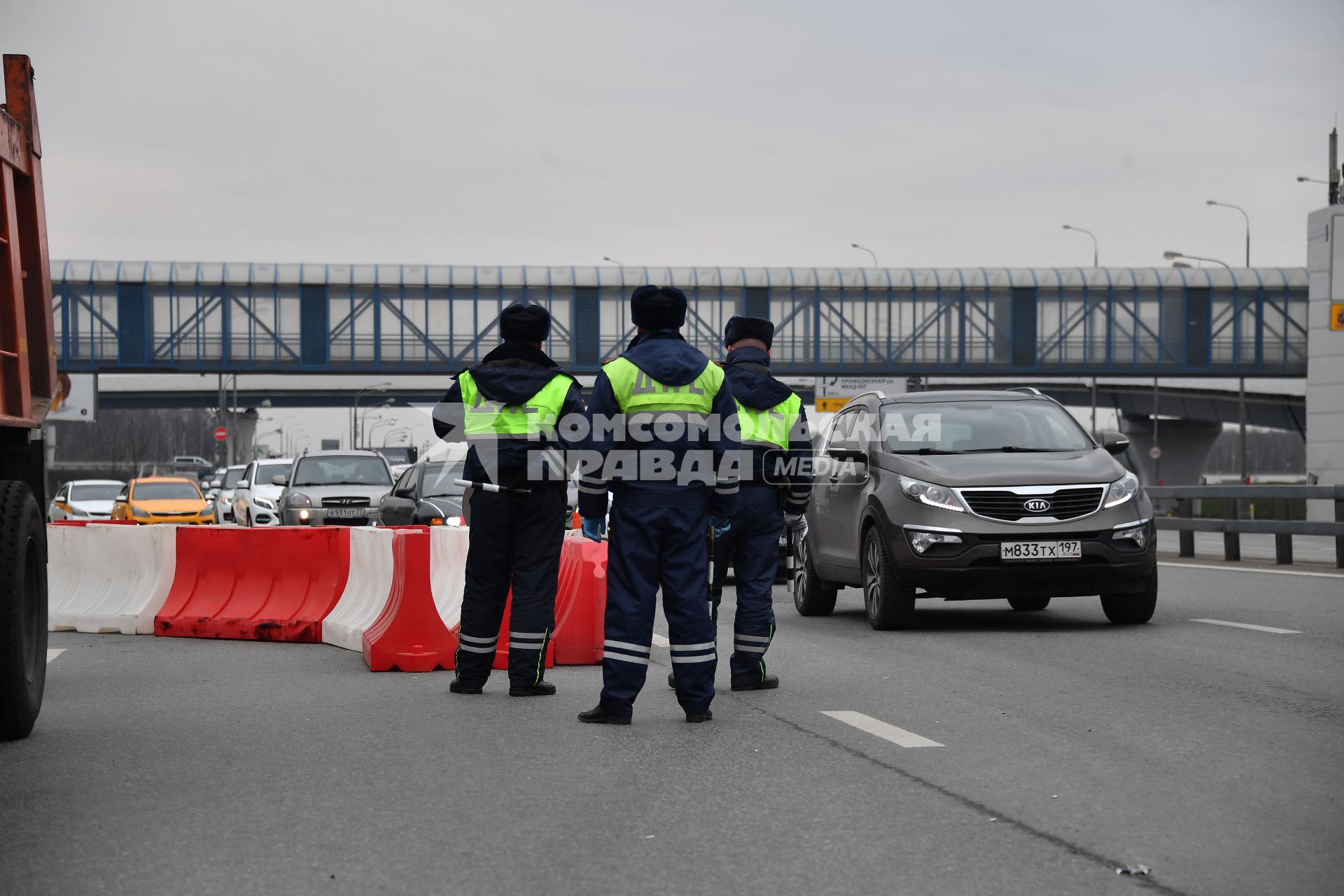 Москва.  Инспекторы ДПС проводят проверку документов у водителей во время эпидемии коронавируса.