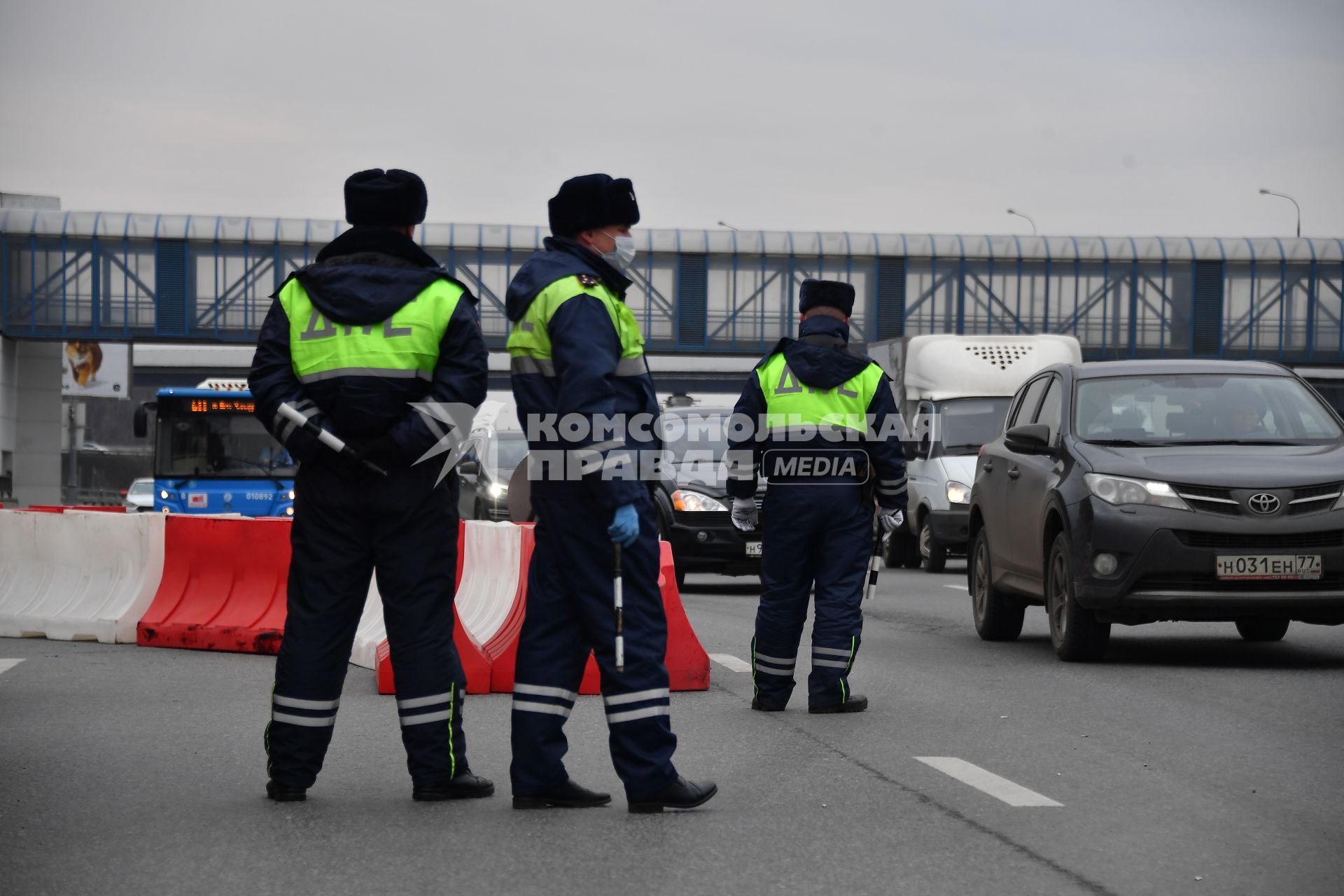 Москва.  Инспекторы ДПС проводят проверку документов у водителей во время эпидемии коронавируса.