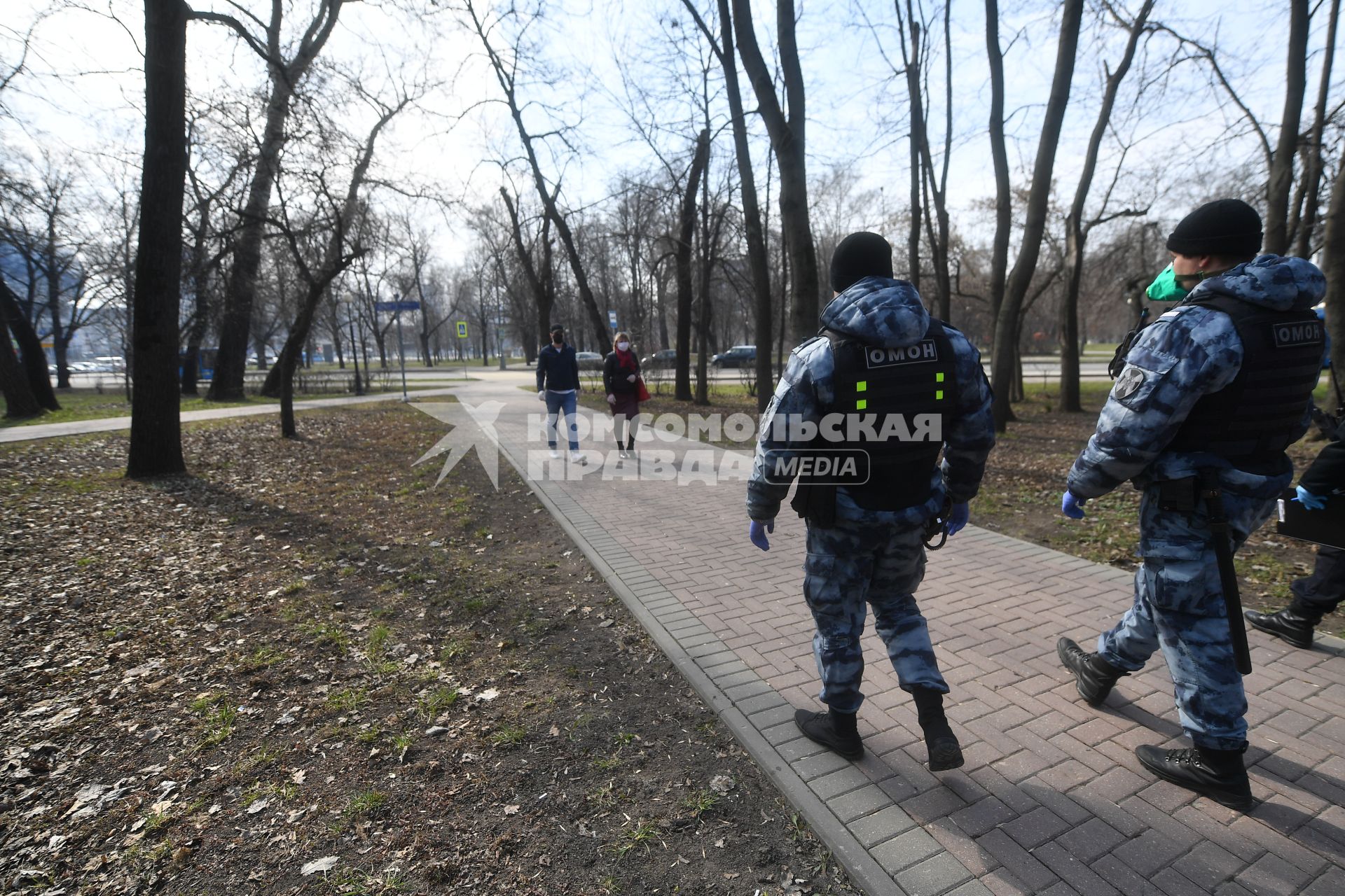 Москва. Сотрудники ОМОНа патрулируют в парке в период режима самоизоляции из-за пандемии коронавируса.