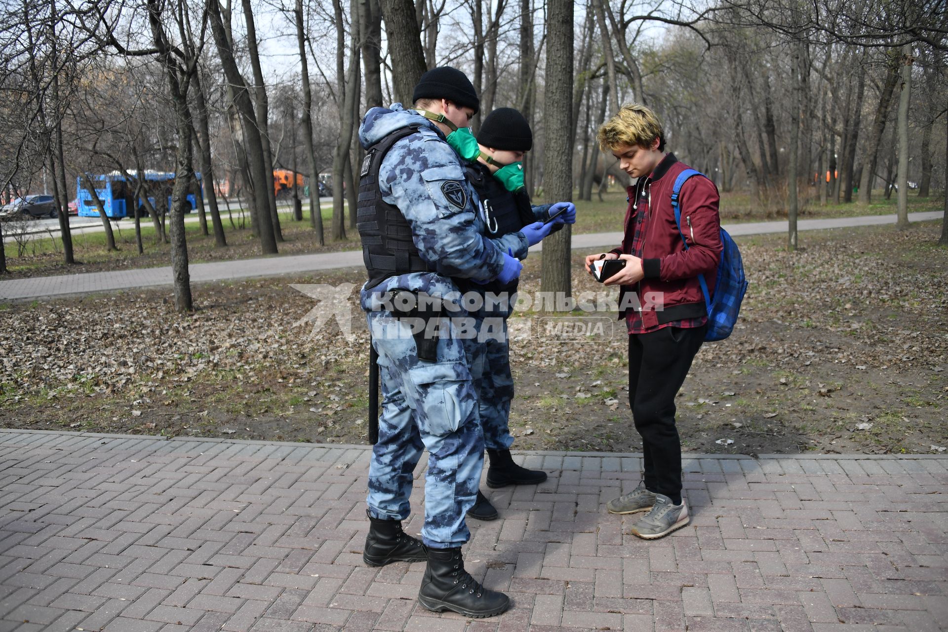 Москва.   Сотрудники ОМОНа беседуют с гражданами в период режима самоизоляции из-за пандемии коронавируса.