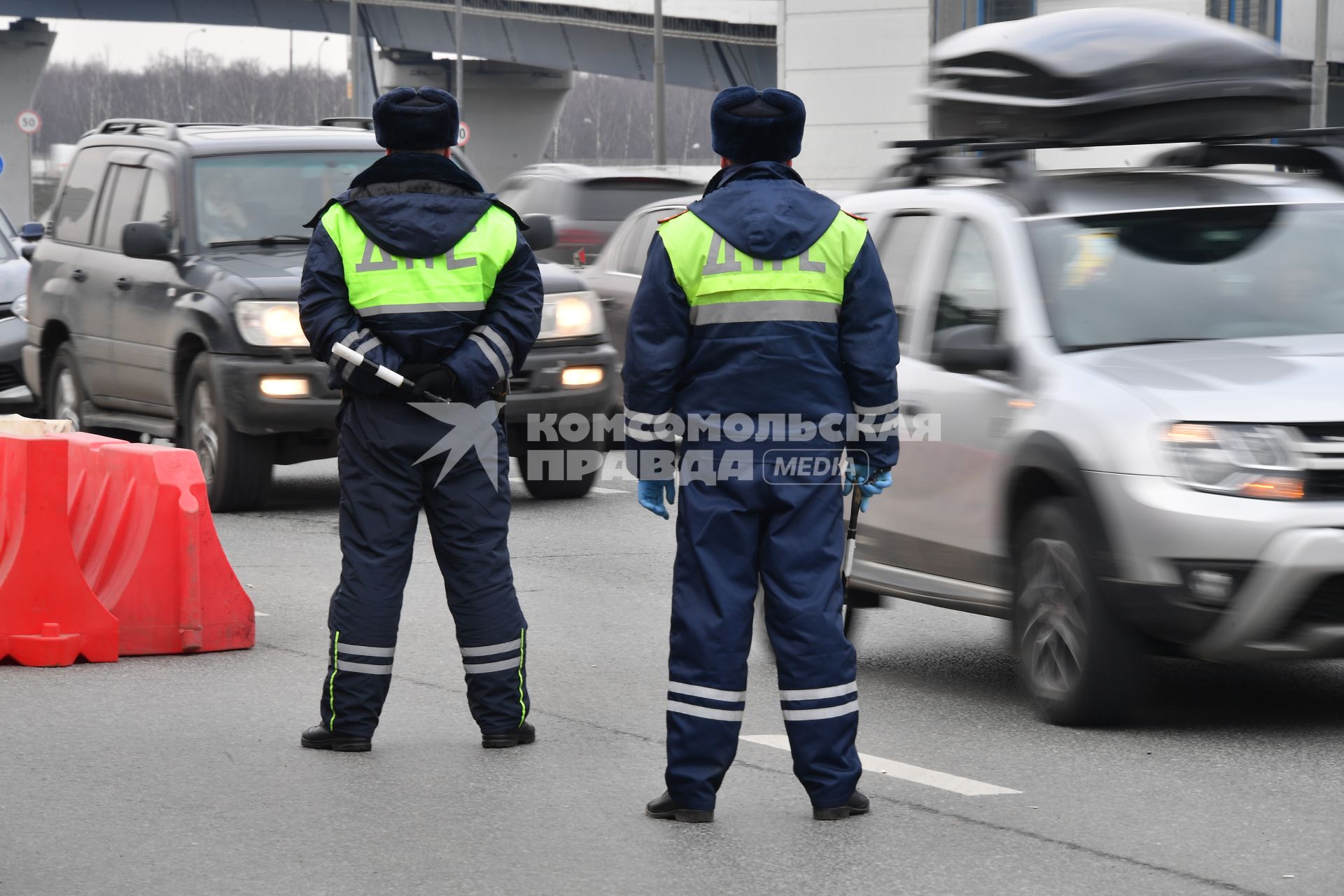 Москва.  Инспекторы ДПС проводят проверку документов у водителей во время эпидемии коронавируса.