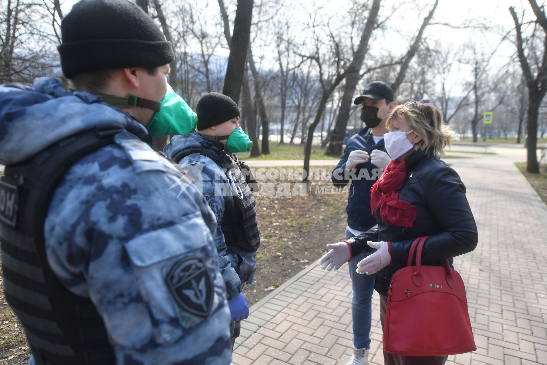 Москва.   Сотрудники ОМОНа беседуют с гражданами в период режима самоизоляции из-за пандемии коронавируса.