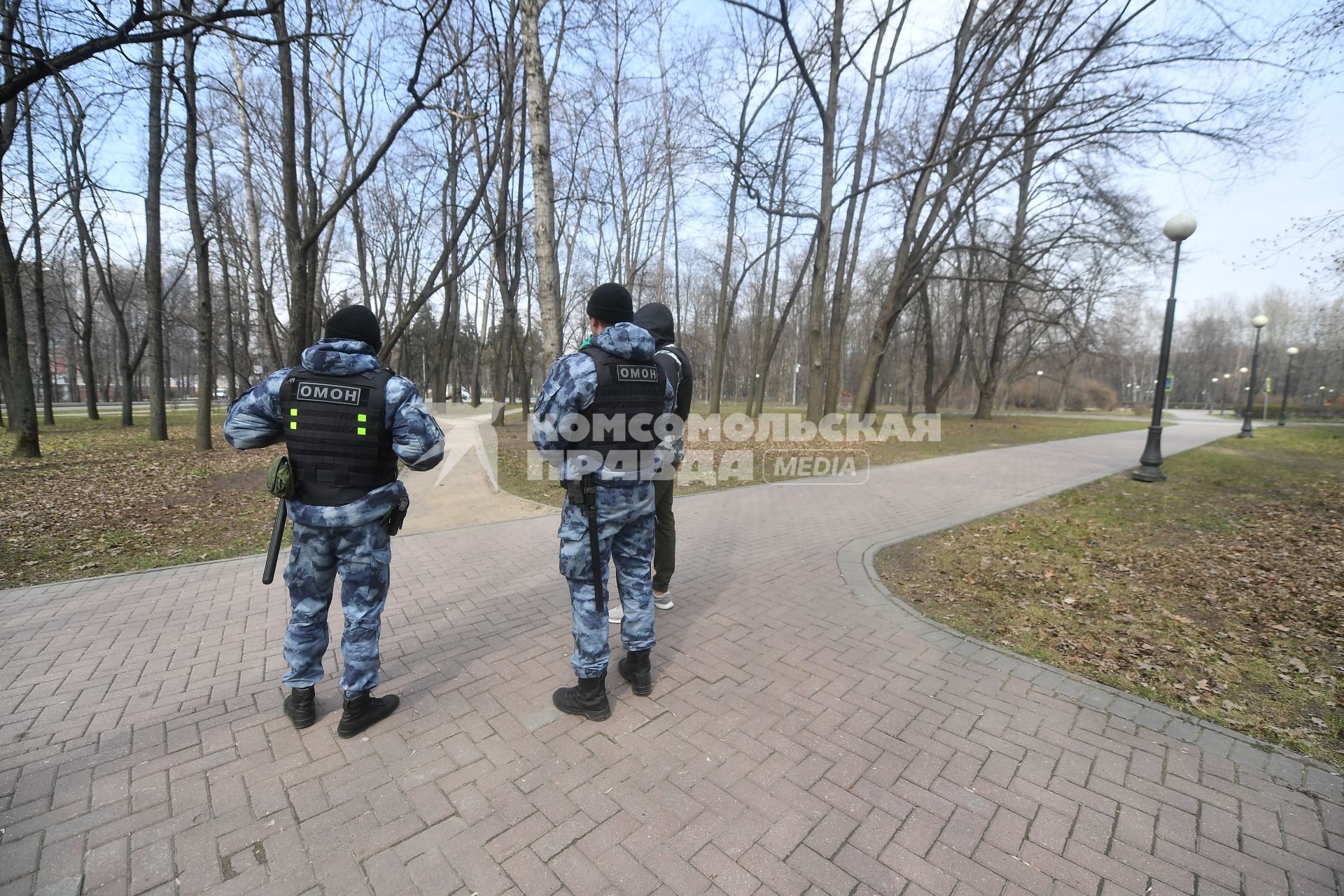 Москва. Сотрудники ОМОНа патрулируют в парке в период режима самоизоляции из-за пандемии коронавируса.