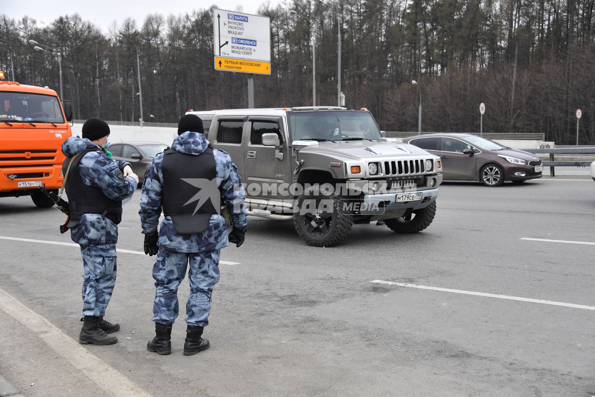 Москва.  Сотрудники ОМОНа  на одной из дорог.