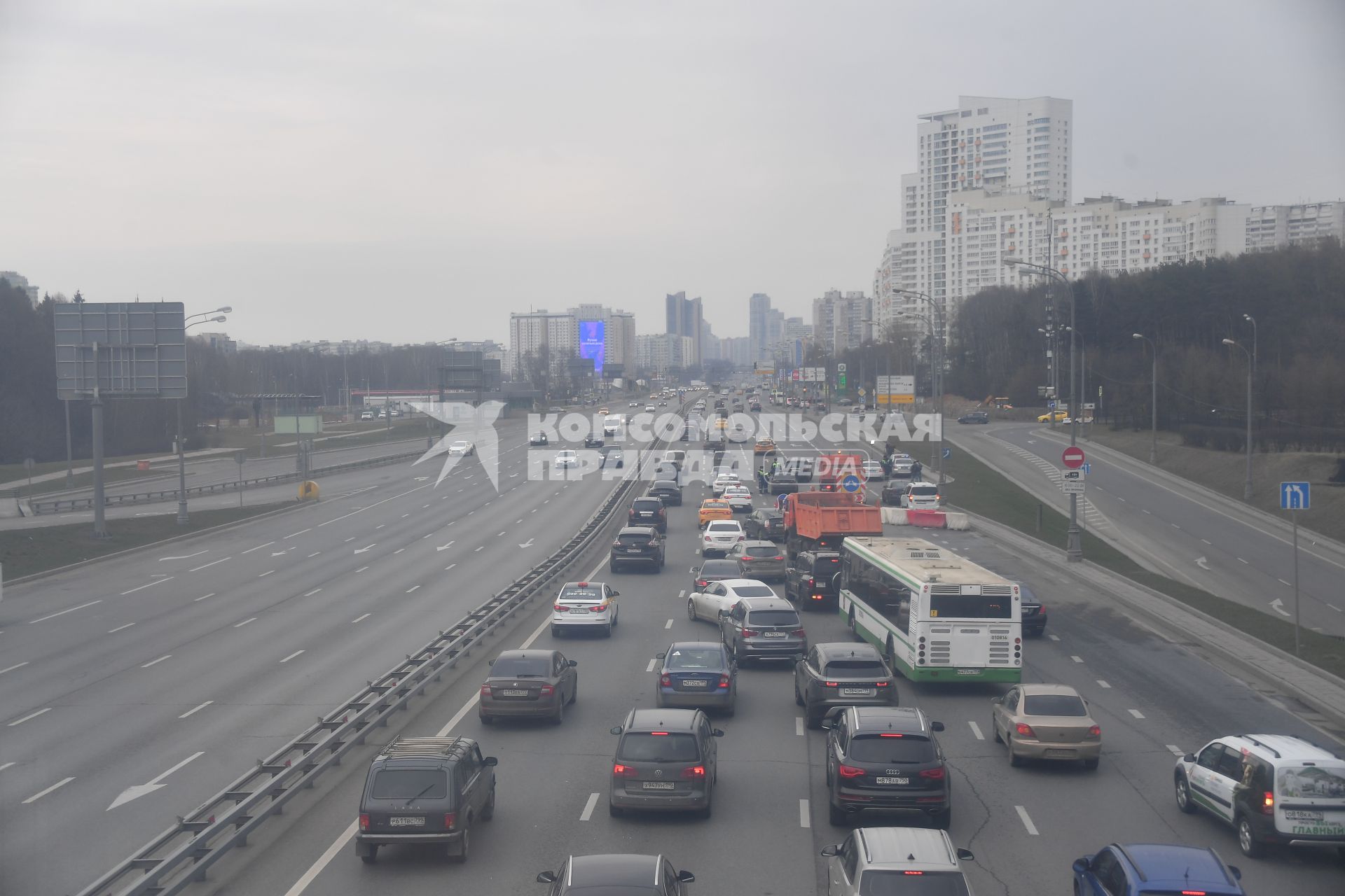 Москва. Автомобильная пробка из-за проверки документов у водителей сотрудниками ДПС  во время эпидемии коронавируса.