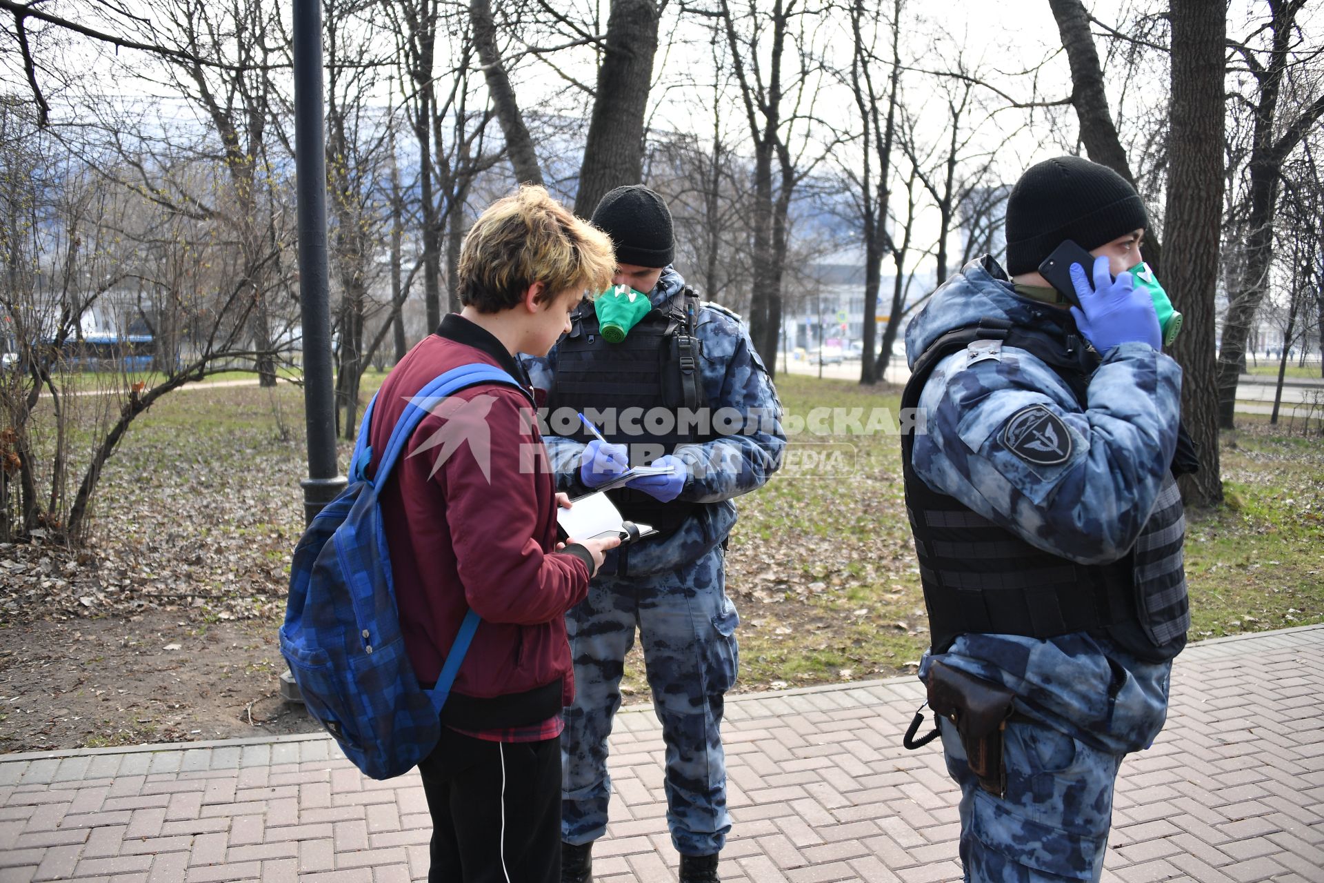 Москва.   Сотрудники ОМОНа беседуют с гражданами в период режима самоизоляции из-за пандемии коронавируса.