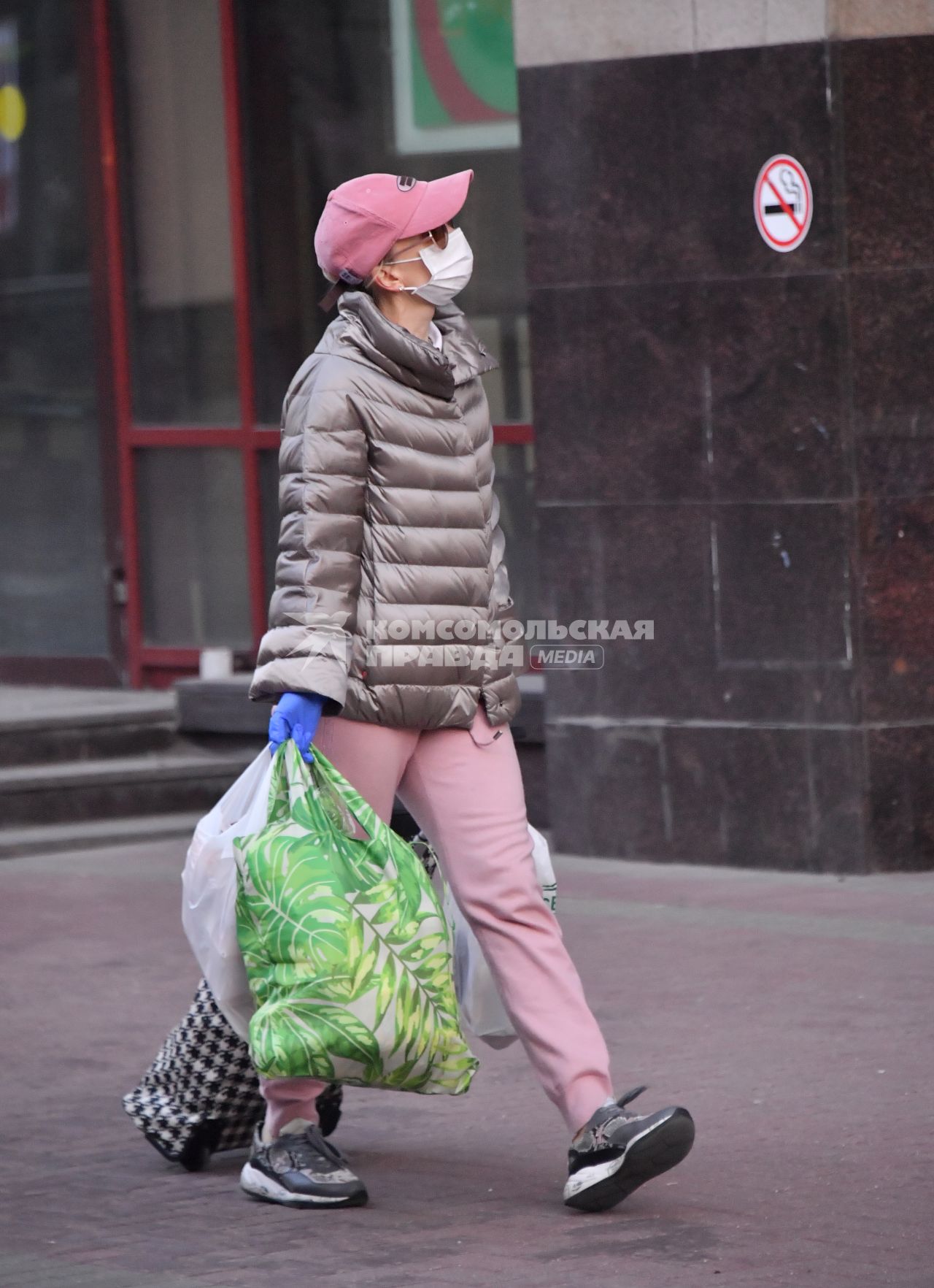 Москва. Женщина в медицинской маске  с сумками.