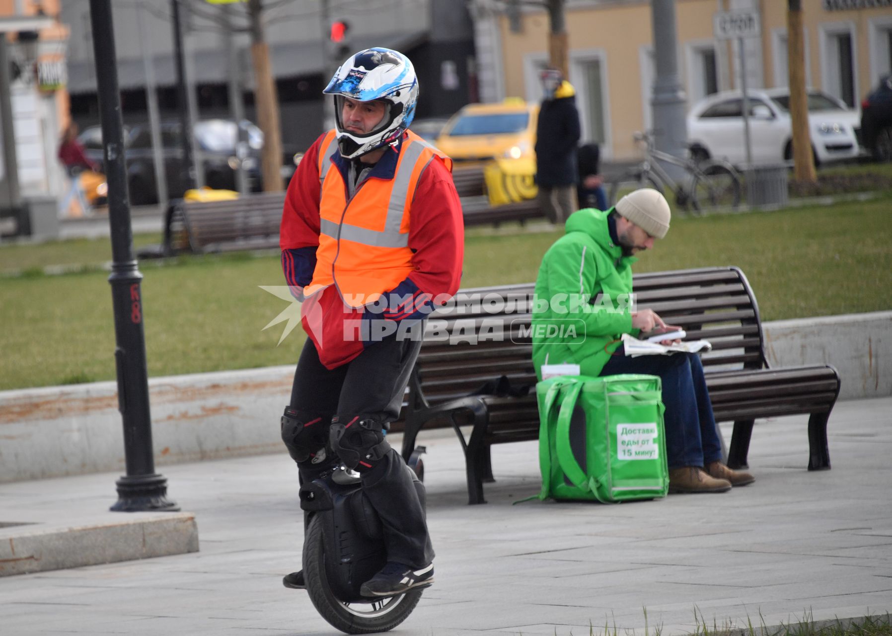 Москва. Сотрудники коммунальных служб и доставки еды на улицах города.