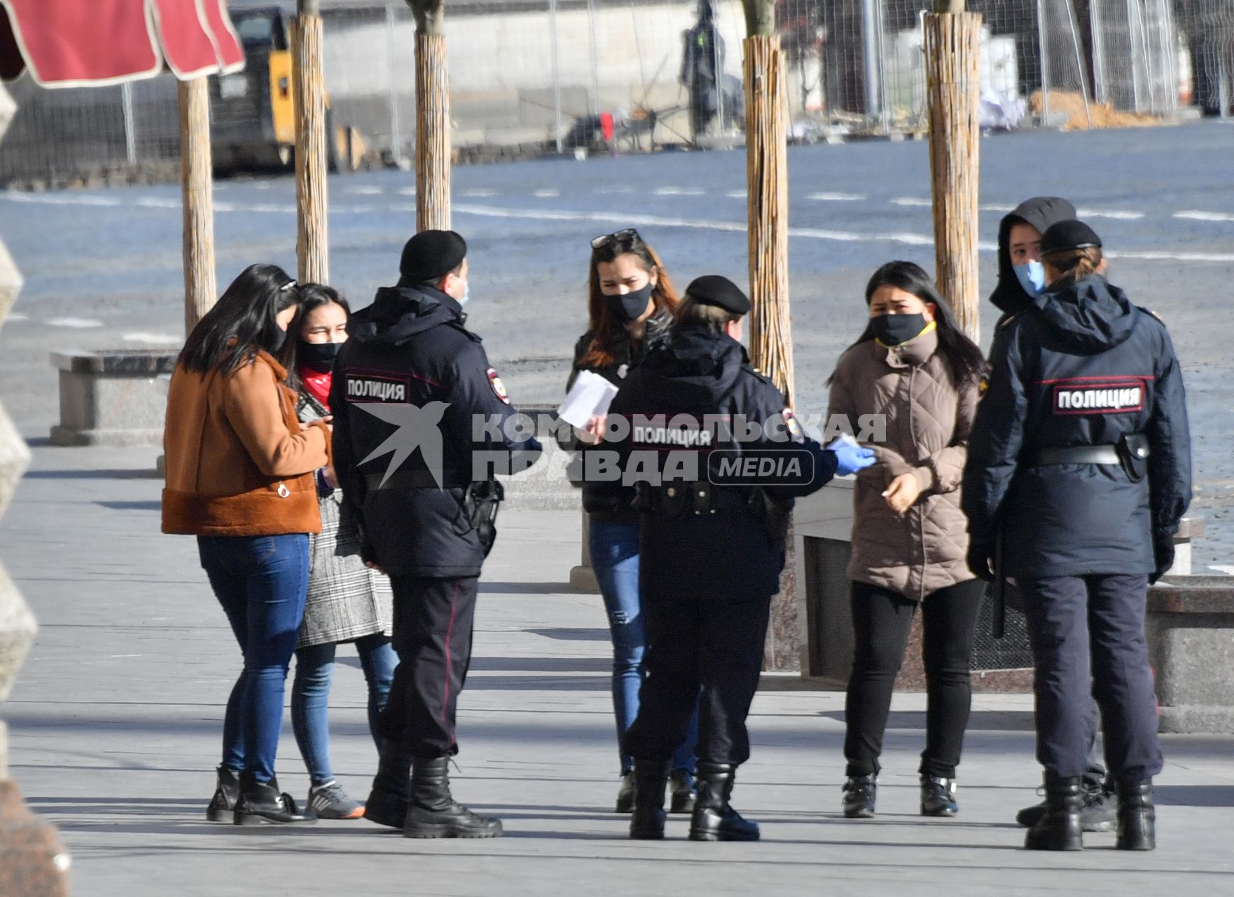 Москва. Сотрудники Полиции проверяют документы у прохожих.