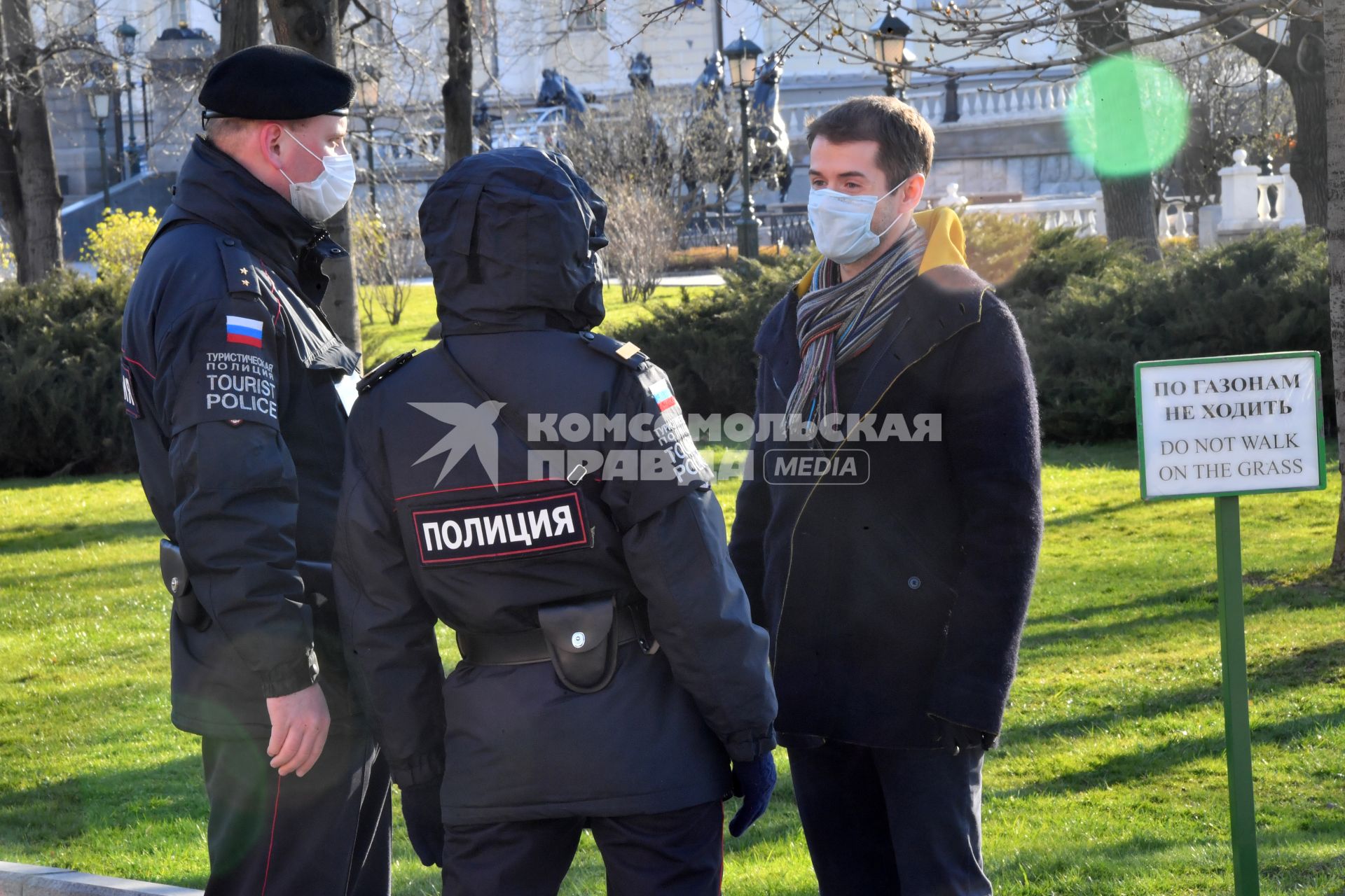 Москва. Полицейские проверяют документы  у прохожих.