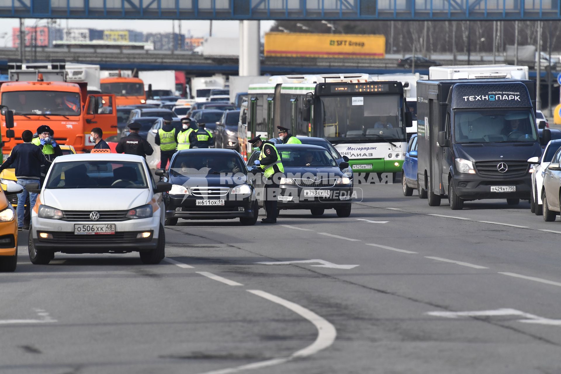 Москва. Сотрудник дорожно-патрульной службы ГИБДД во время проверки электронного пропуска у водителя на блокпосту при въезде в Москву.