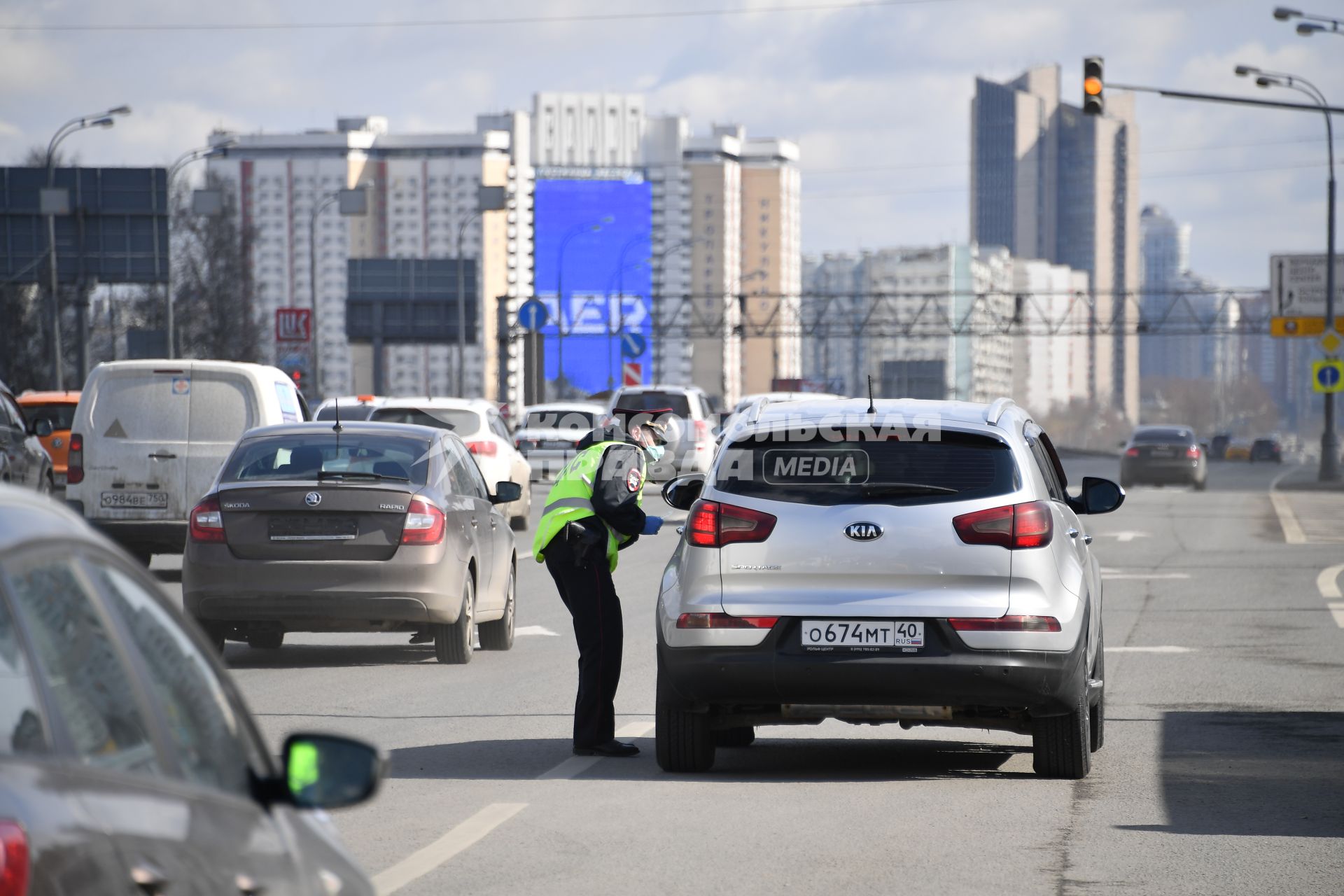 Москва. Сотрудник дорожно-патрульной службы ГИБДД во время проверки электронного пропуска у водителя на блокпосту при въезде в Москву.