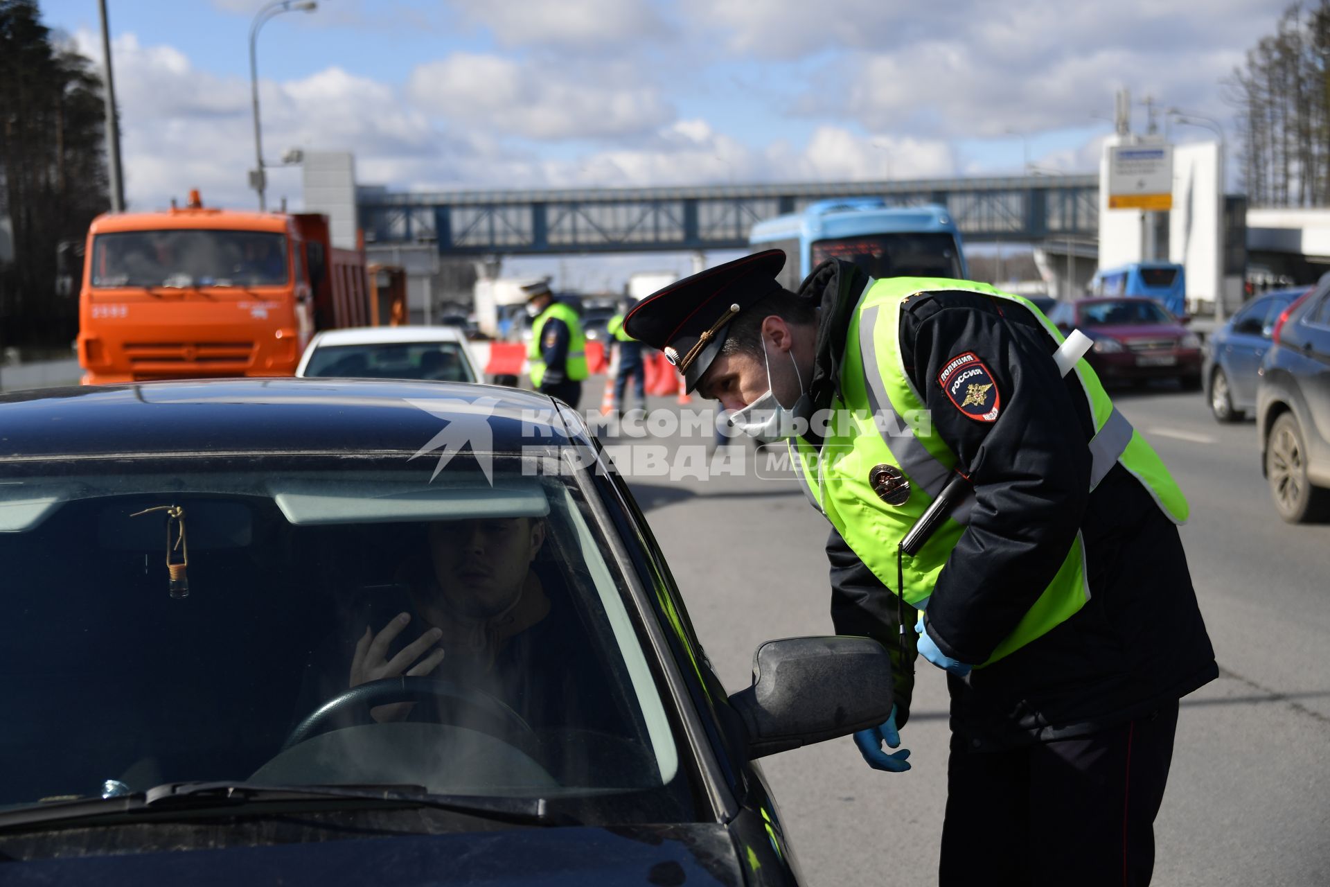 Москва. Сотрудник дорожно-патрульной службы ГИБДД во время проверки электронного пропуска у водителя на блокпосту при въезде в Москву.