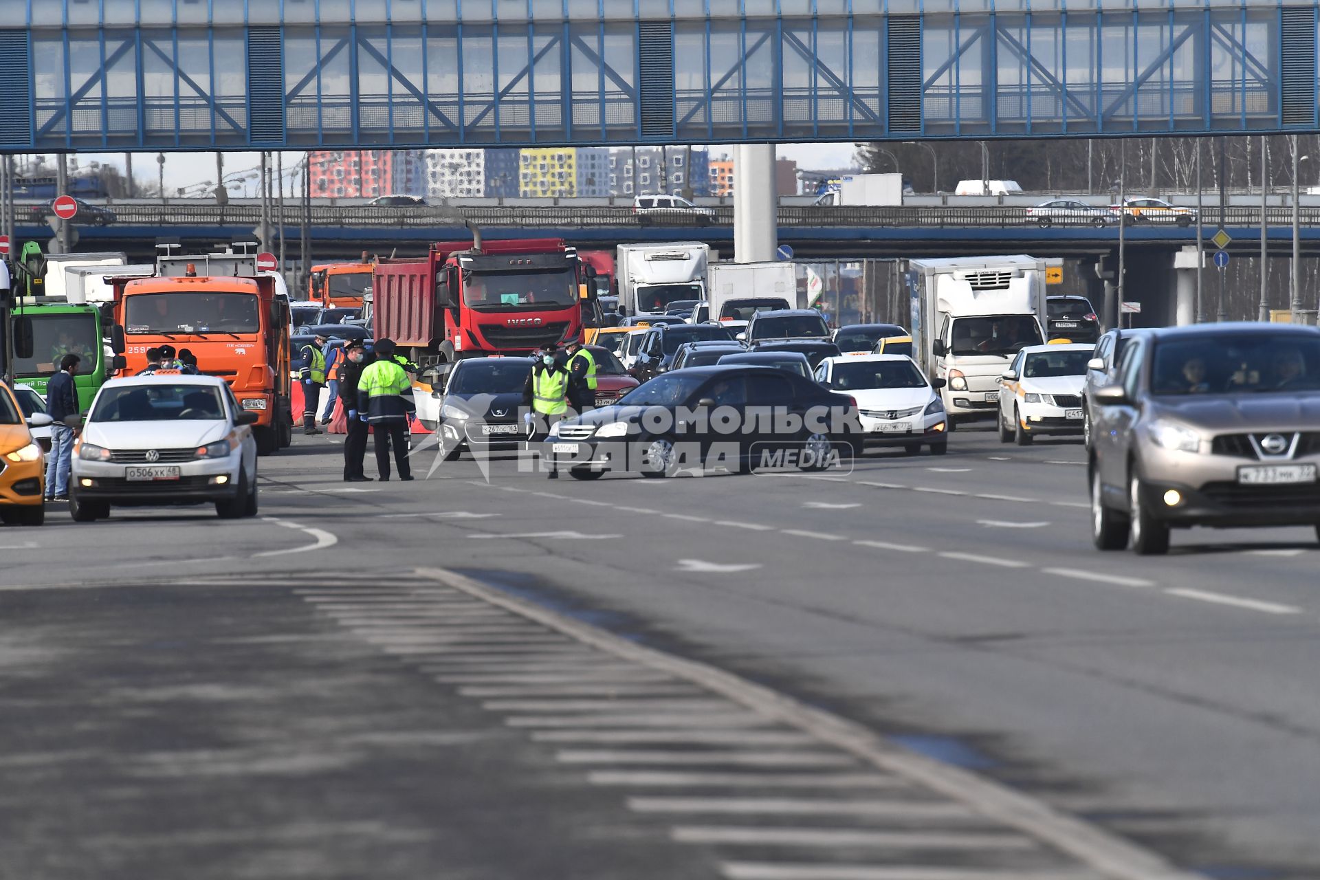 Москва. Сотрудник дорожно-патрульной службы ГИБДД во время проверки электронного пропуска у водителя на блокпосту при въезде в Москву.