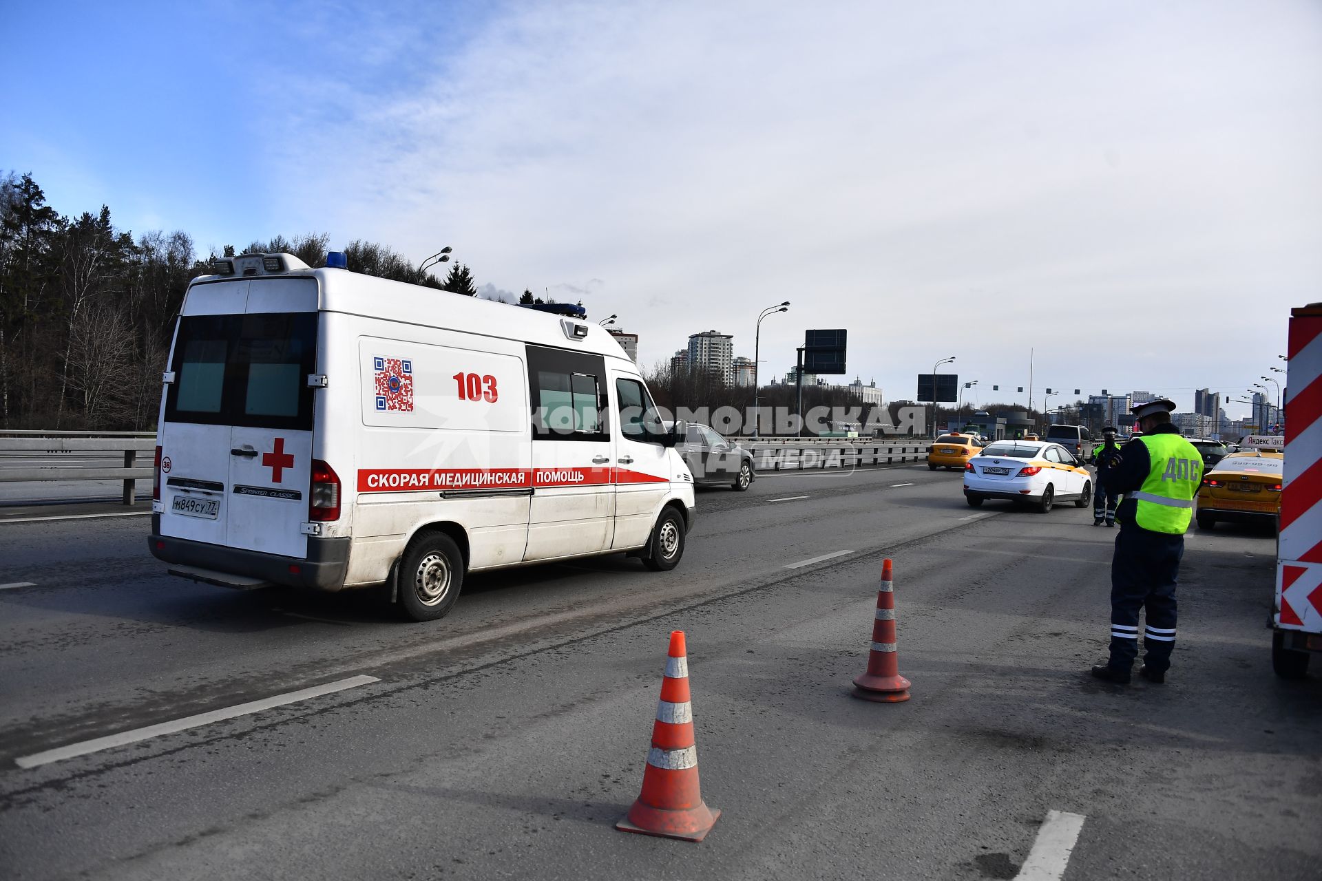 Москва. Сотрудник дорожно-патрульной службы ГИБДД во время проверки электронного пропуска у водителя на блокпосту при въезде в Москву.