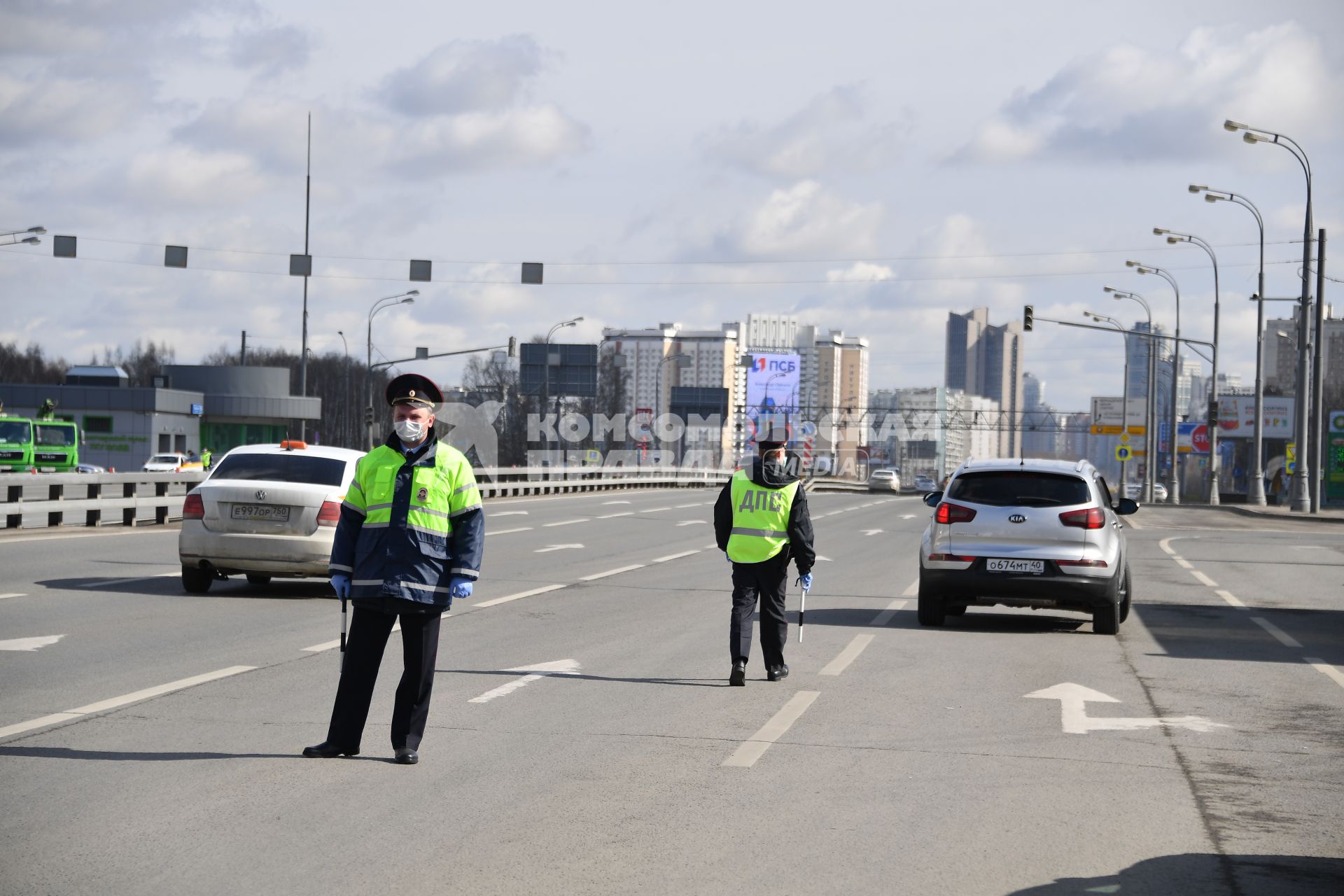 Москва. Сотрудник дорожно-патрульной службы ГИБДД во время проверки электронного пропуска у водителя на блокпосту при въезде в Москву.