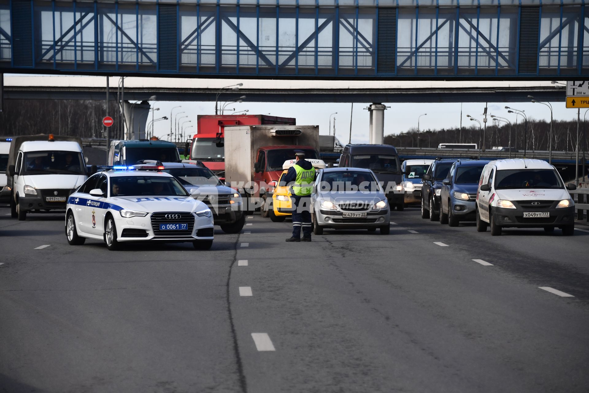 Москва. Сотрудник дорожно-патрульной службы ГИБДД во время проверки электронного пропуска у водителя на блокпосту при въезде в Москву.