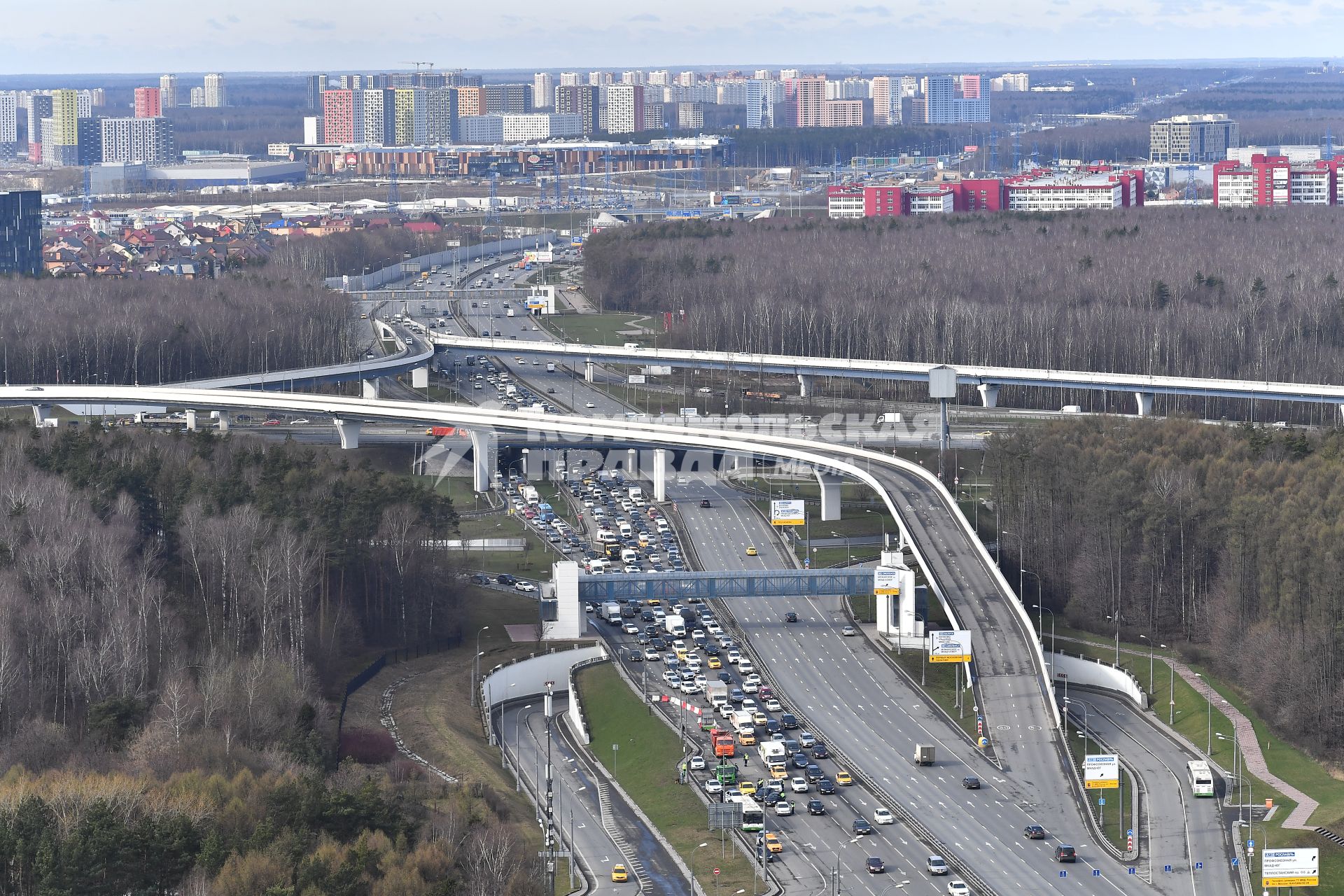 Москва. Проверка электронных  пропусков у водителей на блокпосту при въезде в Москву.