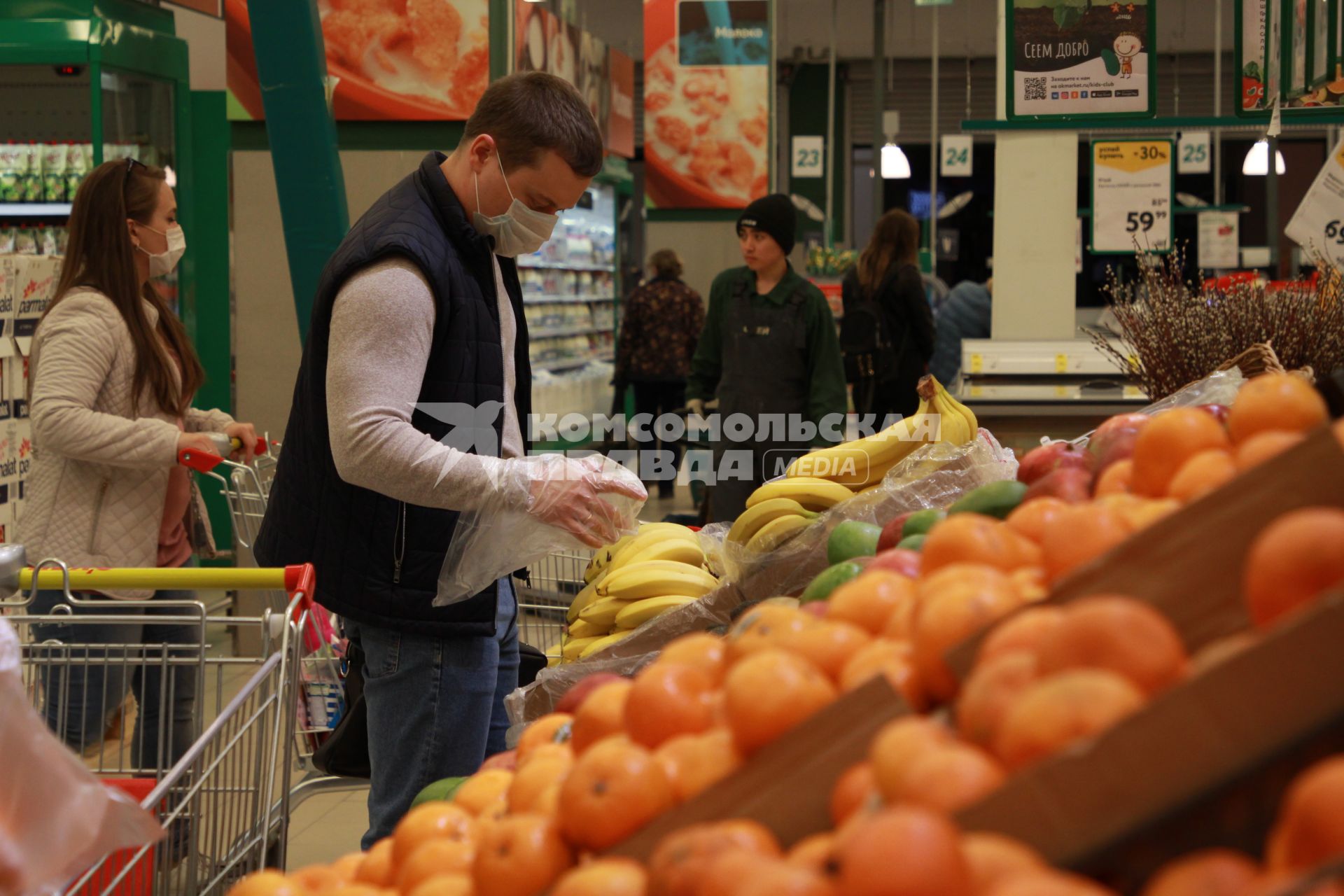 Иркутск. Волонтер в продуктовом магазине покупает продукты для пенсионеров.