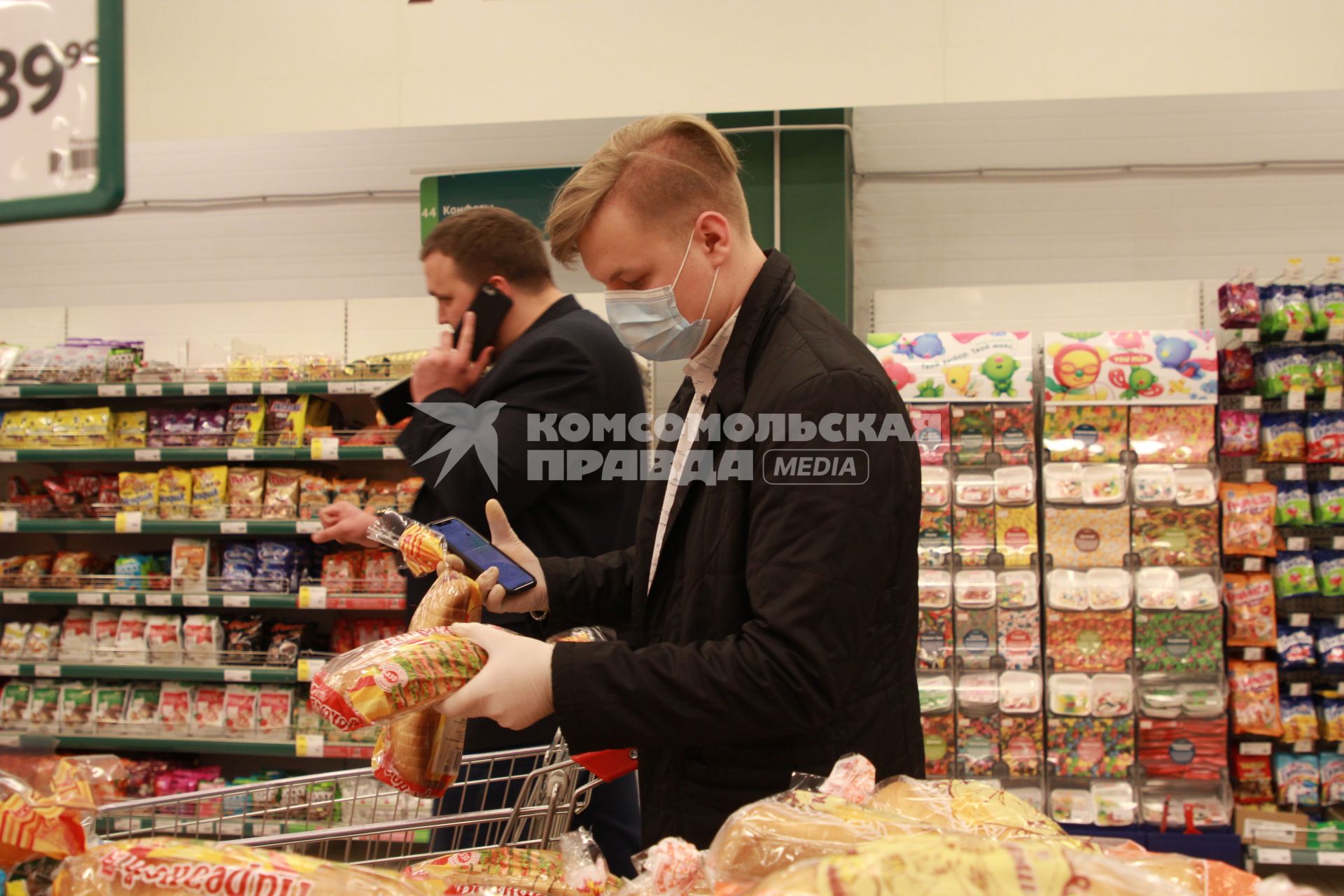 Иркутск. Волонтер в продуктовом магазине покупает продукты для пенсионеров.