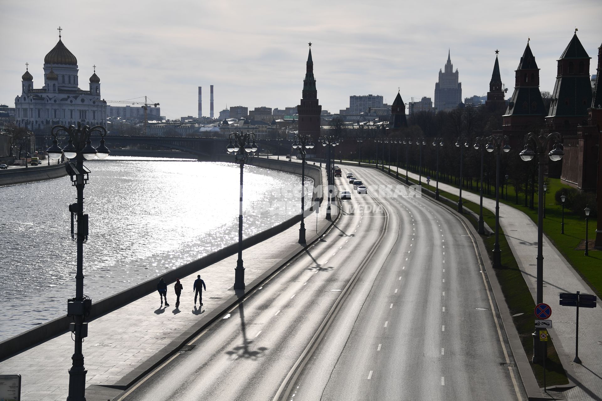 Москва. Вид на Кремлевскую набережную и Кремль.