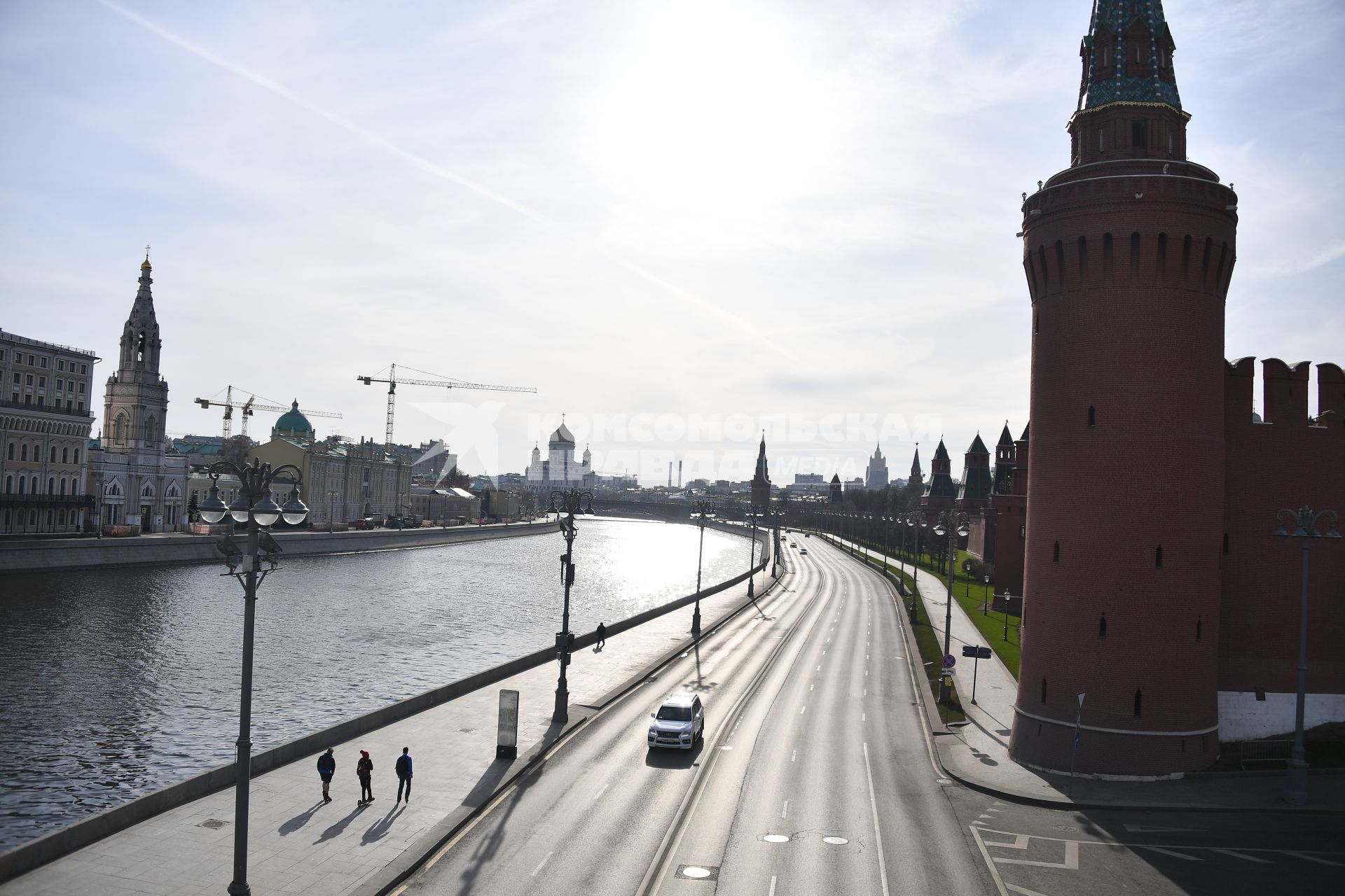 Москва. Вид на Кремлевскую набережную и Кремль.