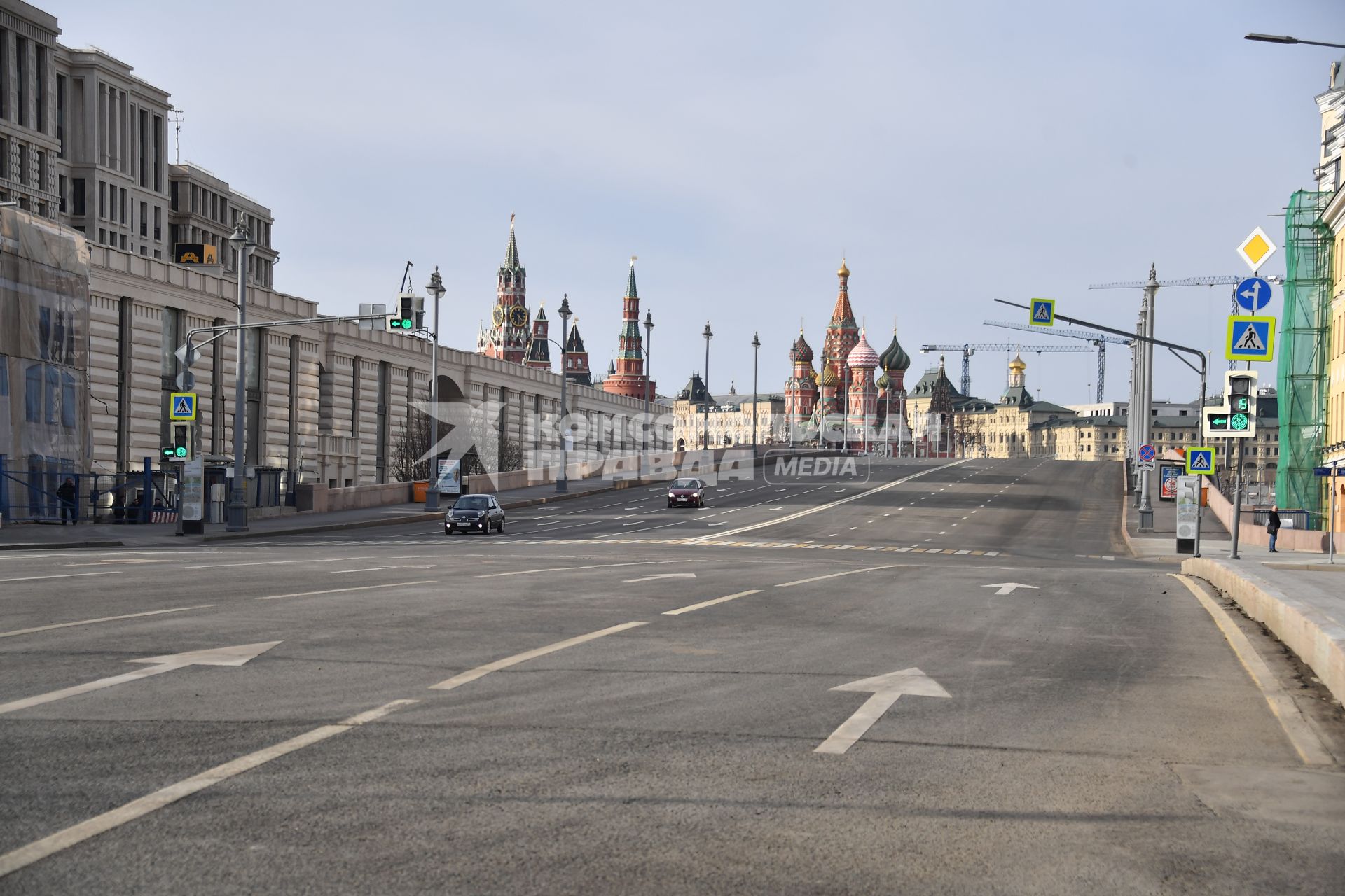 Москва.  Вид на пустой Большой Москворецкий мост.