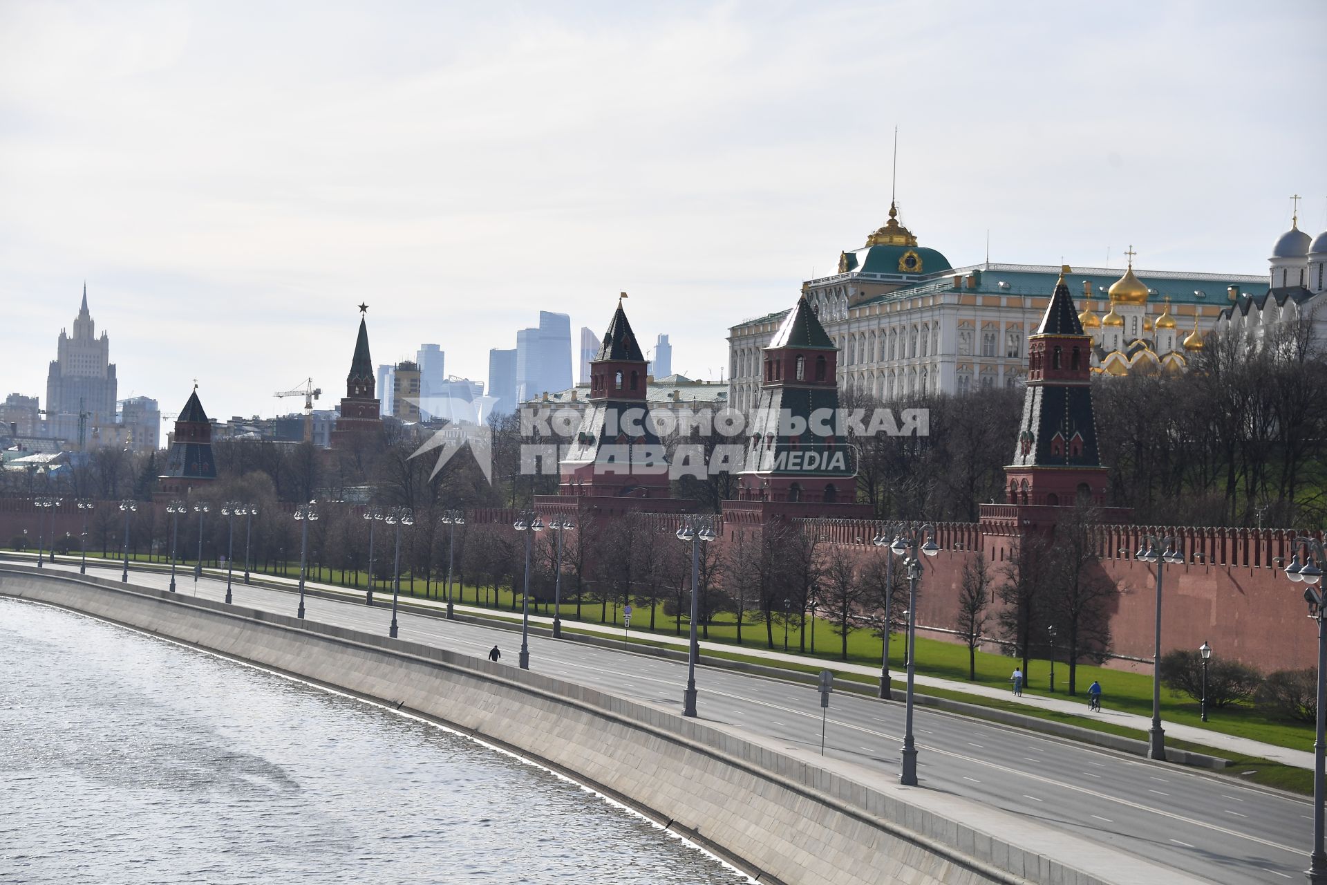 Москва. Вид на Кремлевскую набережную и Кремль.