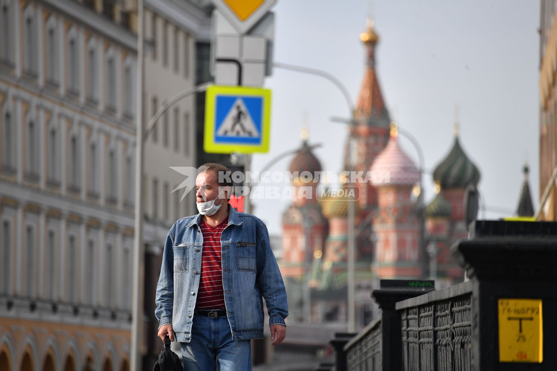 Москва.   Мужчина в медицинской маске на улице.