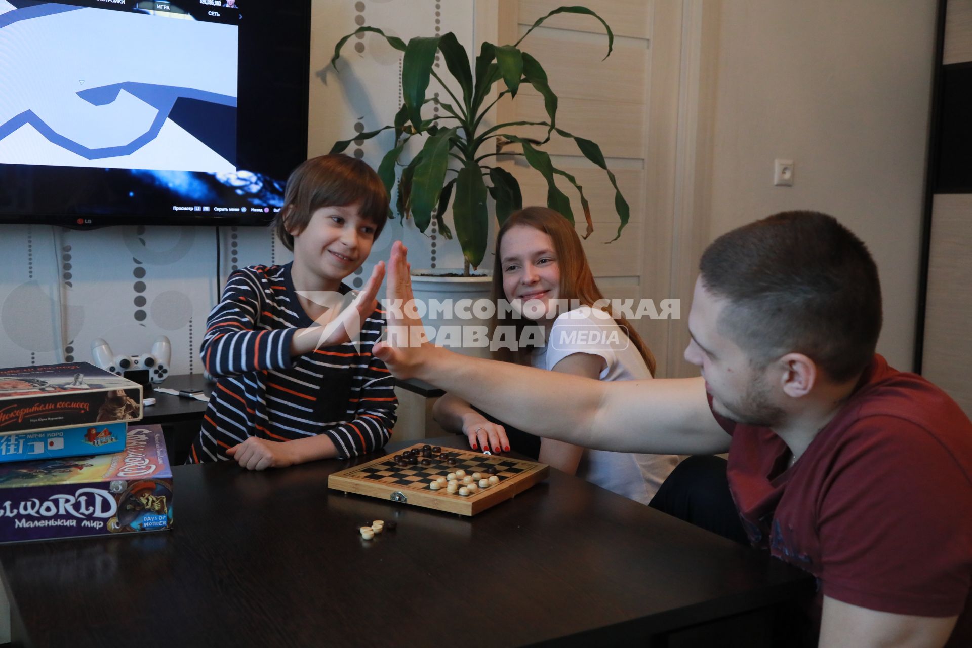 Красноярск. Семья играет в настольные игры в условиях вынужденного карантина и самоизоляции.