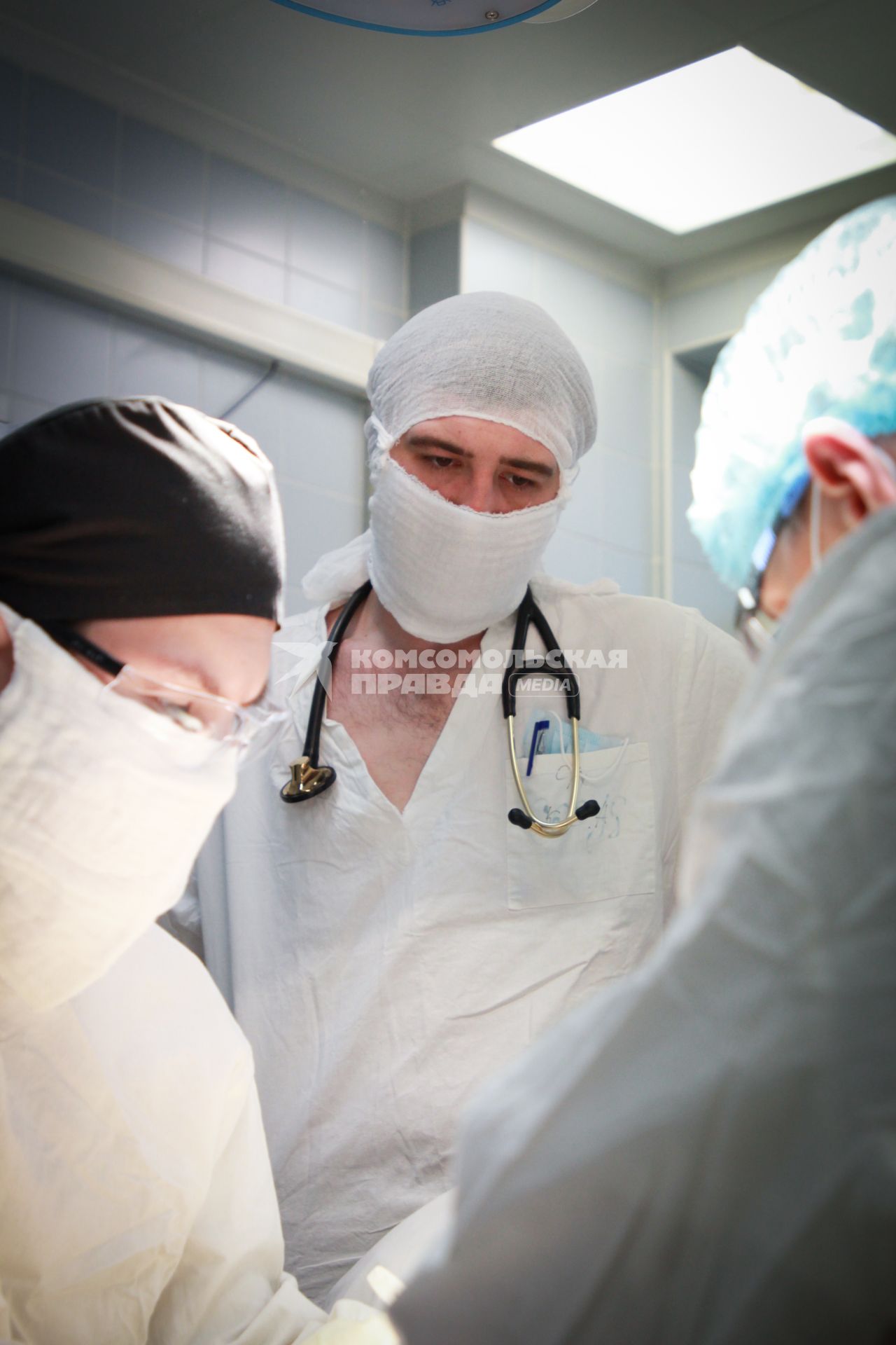 Иркутск.  Проведение хирургической операции в операционном блоке.