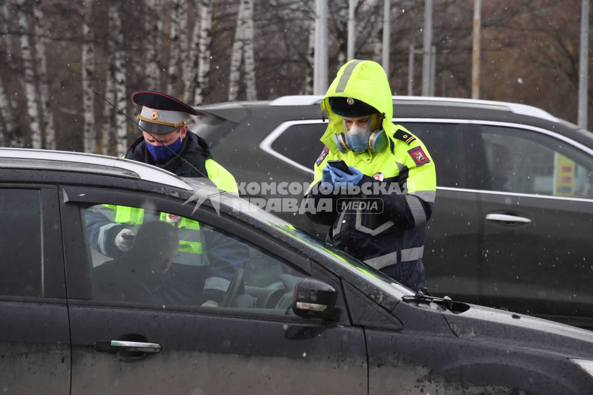 Москва.  Полицейский проверяет пропуск у водителя.