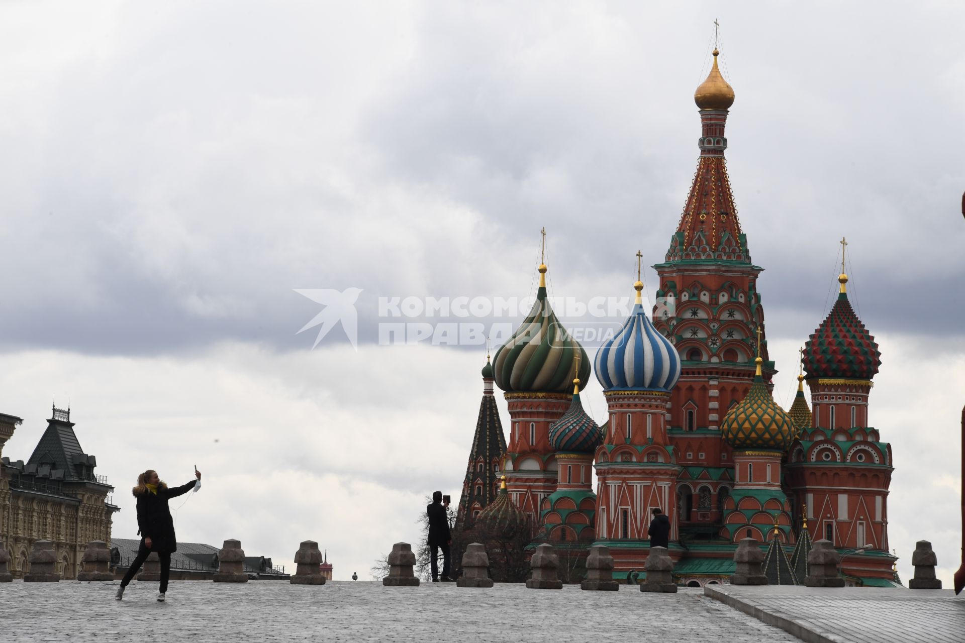 Москва.  Девушка делает селфи на Красной площади у храма Василия Блаженного.