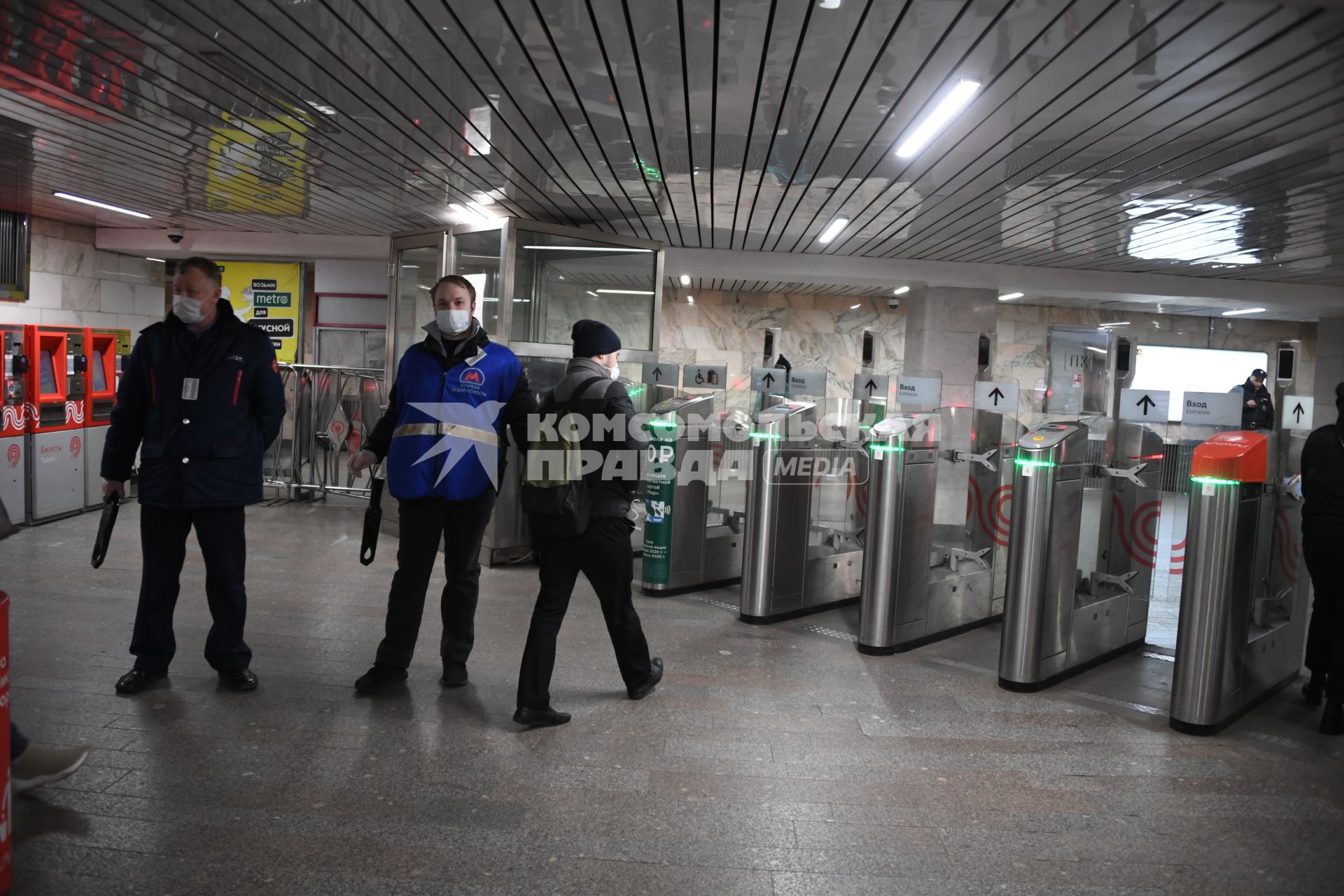 Москва.  Сотрудник  полиции  и метрополитена  у входа в метро.