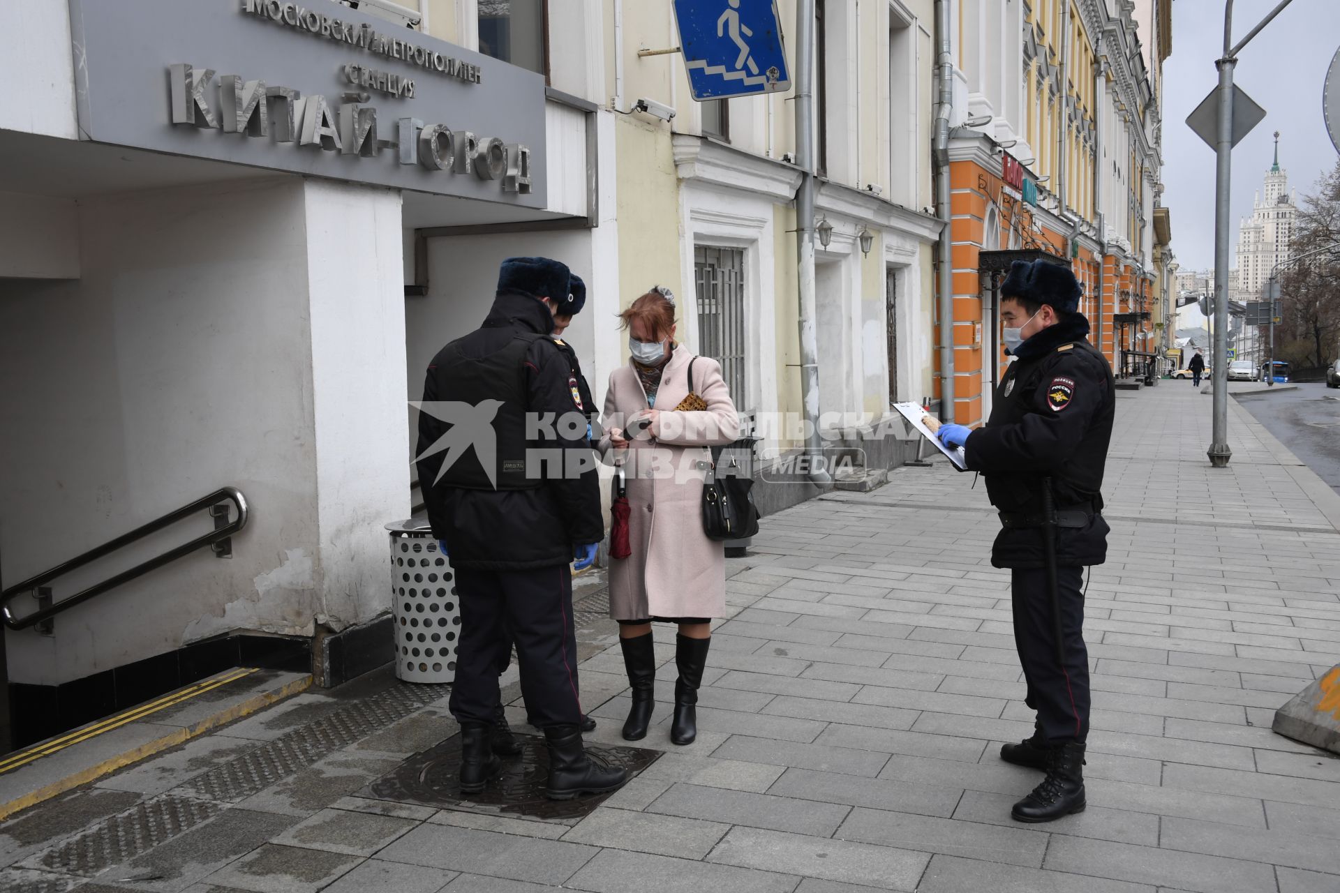 Москва.  Полицейские проверяют документы у прохожих на улице.