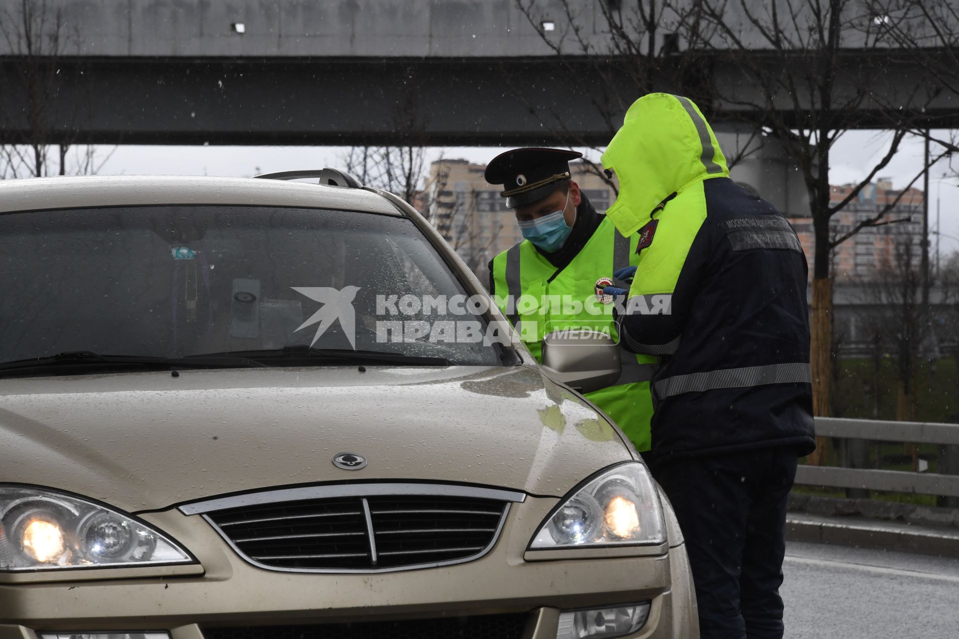 Москва.  Полицейский проверяет пропуск у водителя.