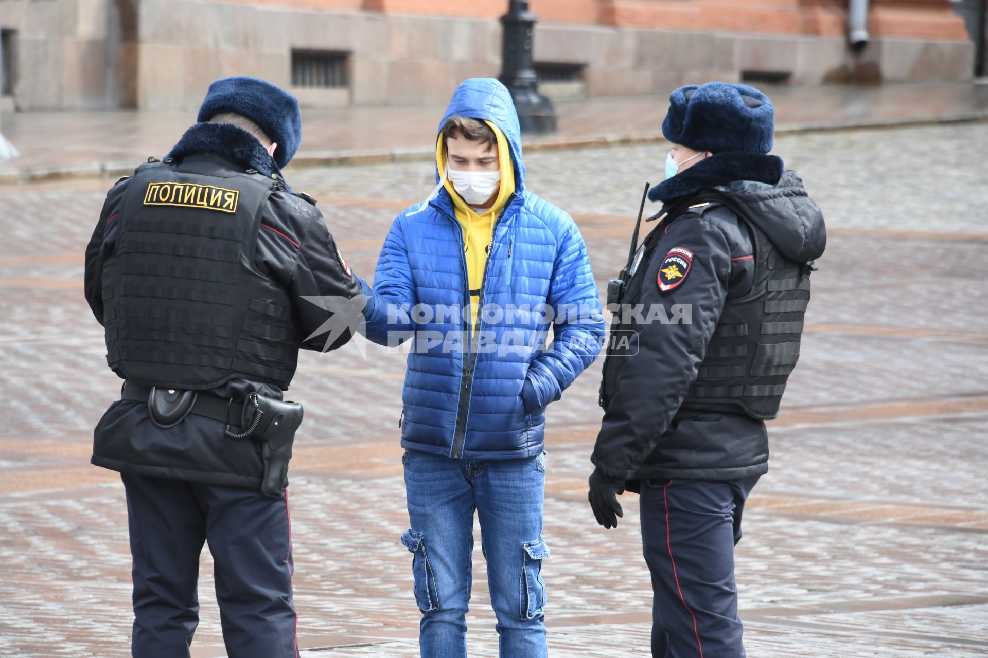 Москва.  Полицейские проверяют документы у прохожих на улице.