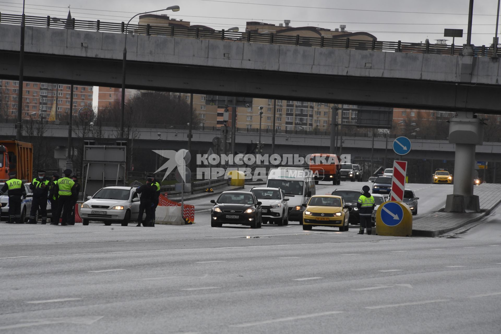 Москва. Сотрудник дорожно-патрульной службы ГИБДД во время проверки электронного пропуска у водителя на блокпосту при въезде в Москву.