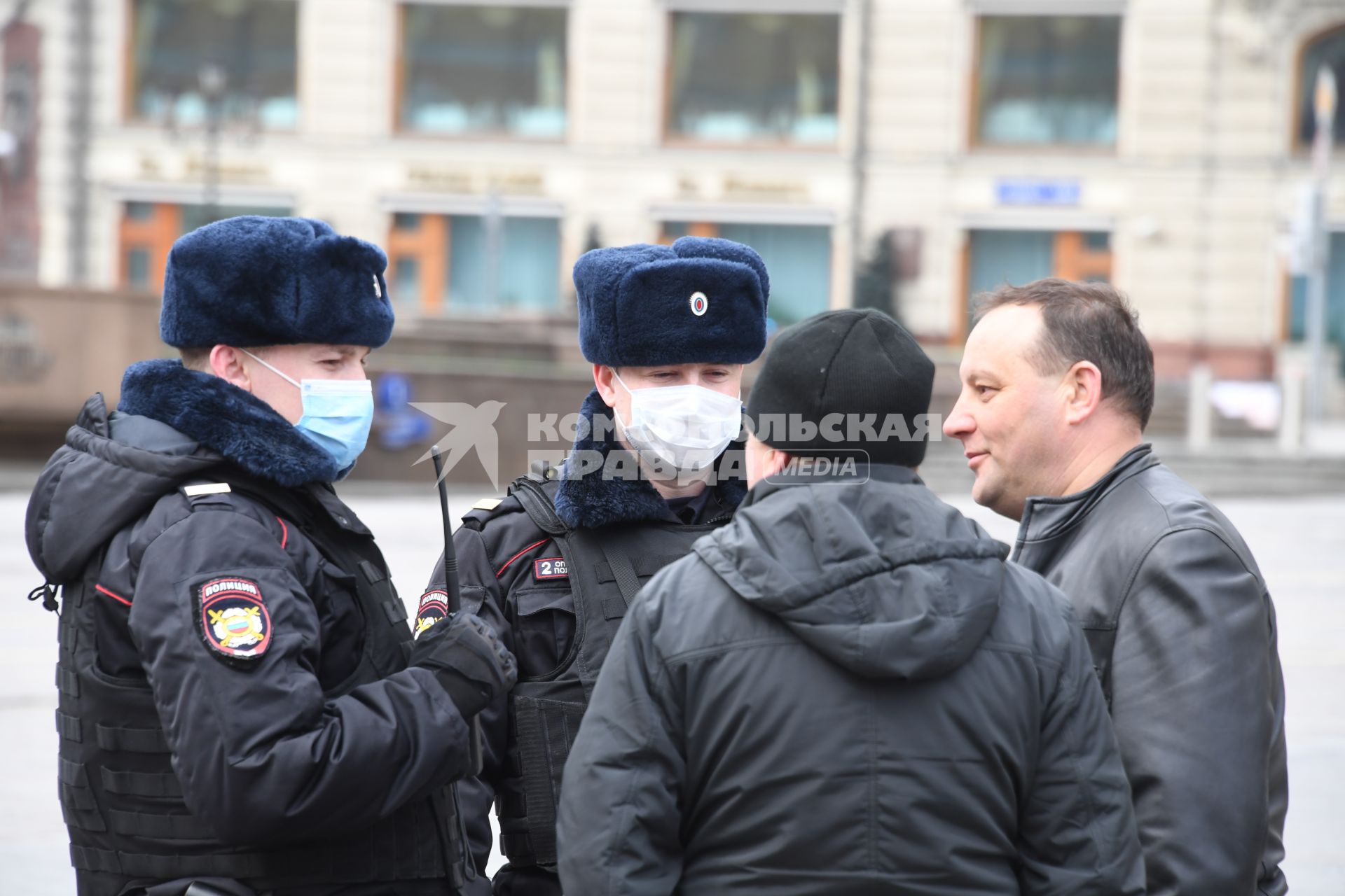 Москва.  Полицейские проверяют документы у прохожих на улице.