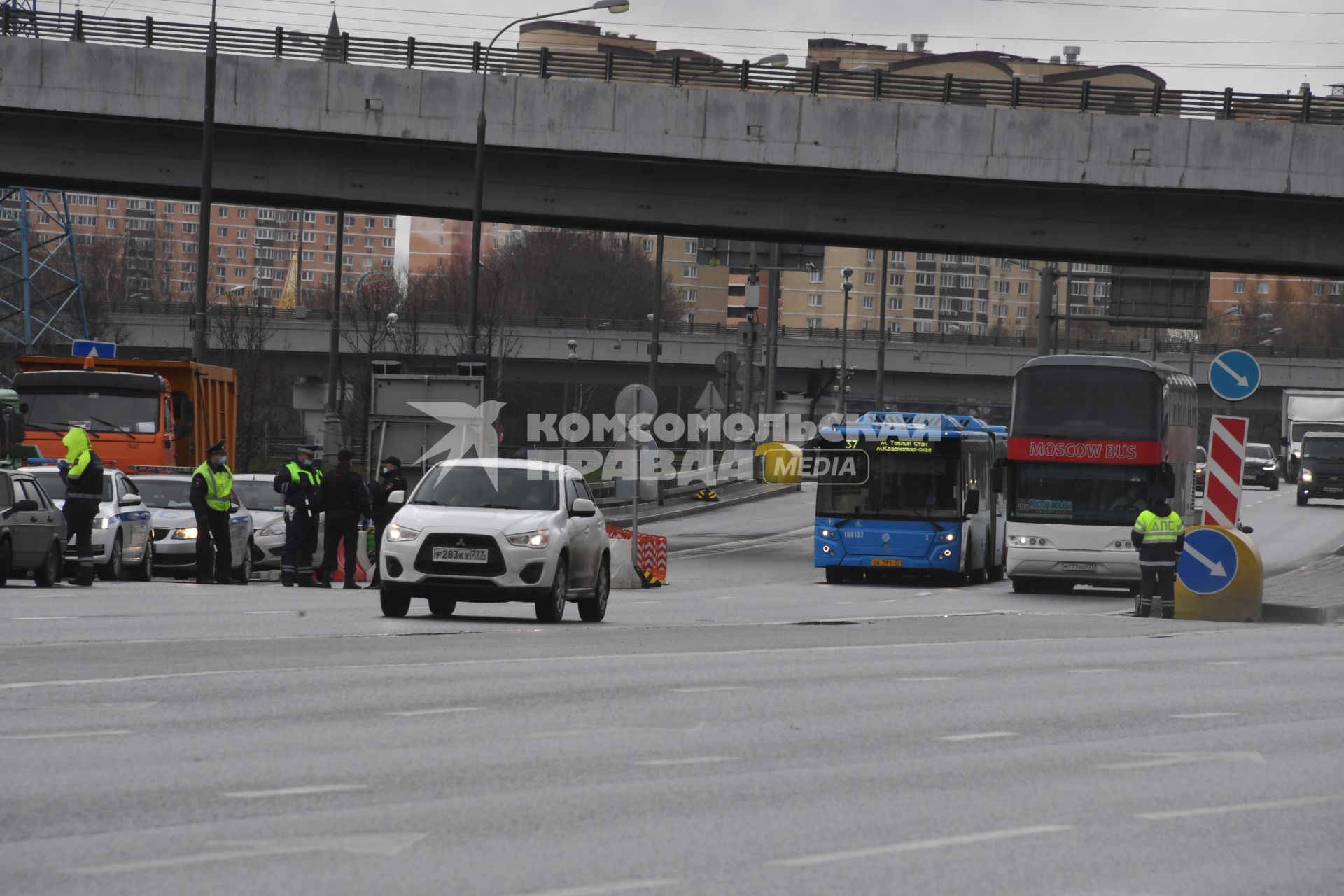 Москва. Сотрудник дорожно-патрульной службы ГИБДД во время проверки электронного пропуска у водителя на блокпосту при въезде в Москву.