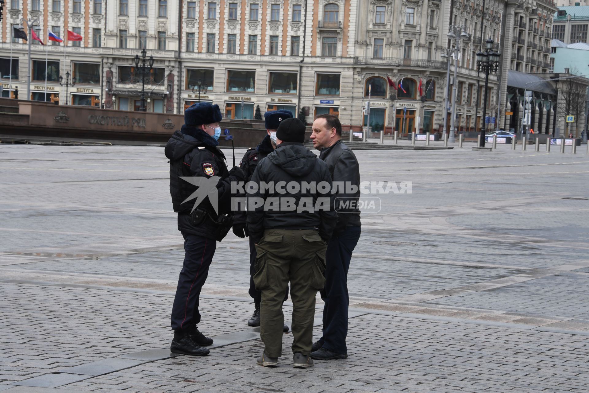 Москва.  Полицейские проверяют документы у прохожих на улице.