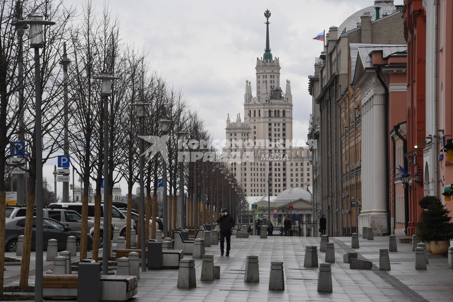 Москва.  Пустынные улицы.